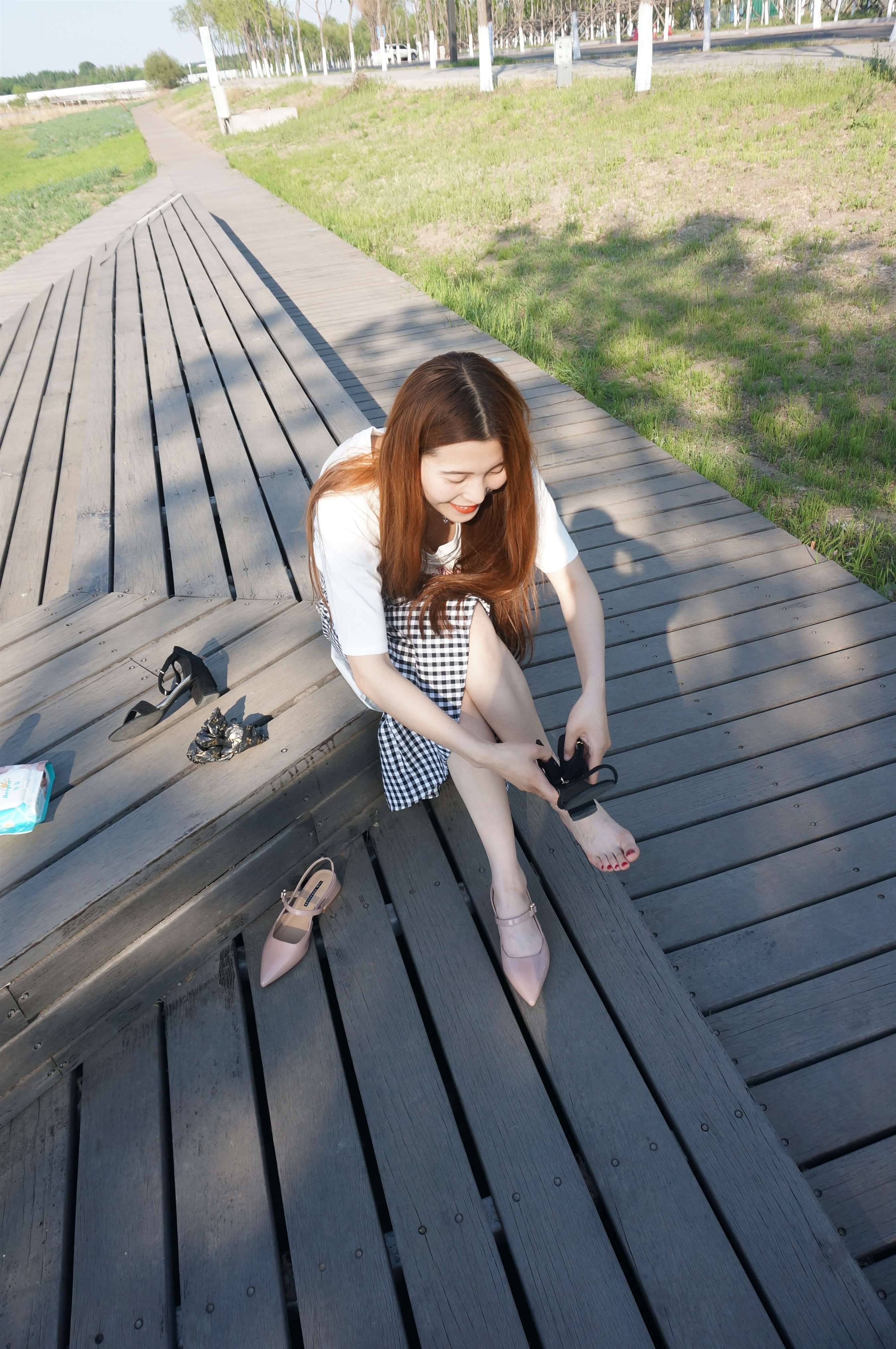 《粗高跟の裸足脚》作品图