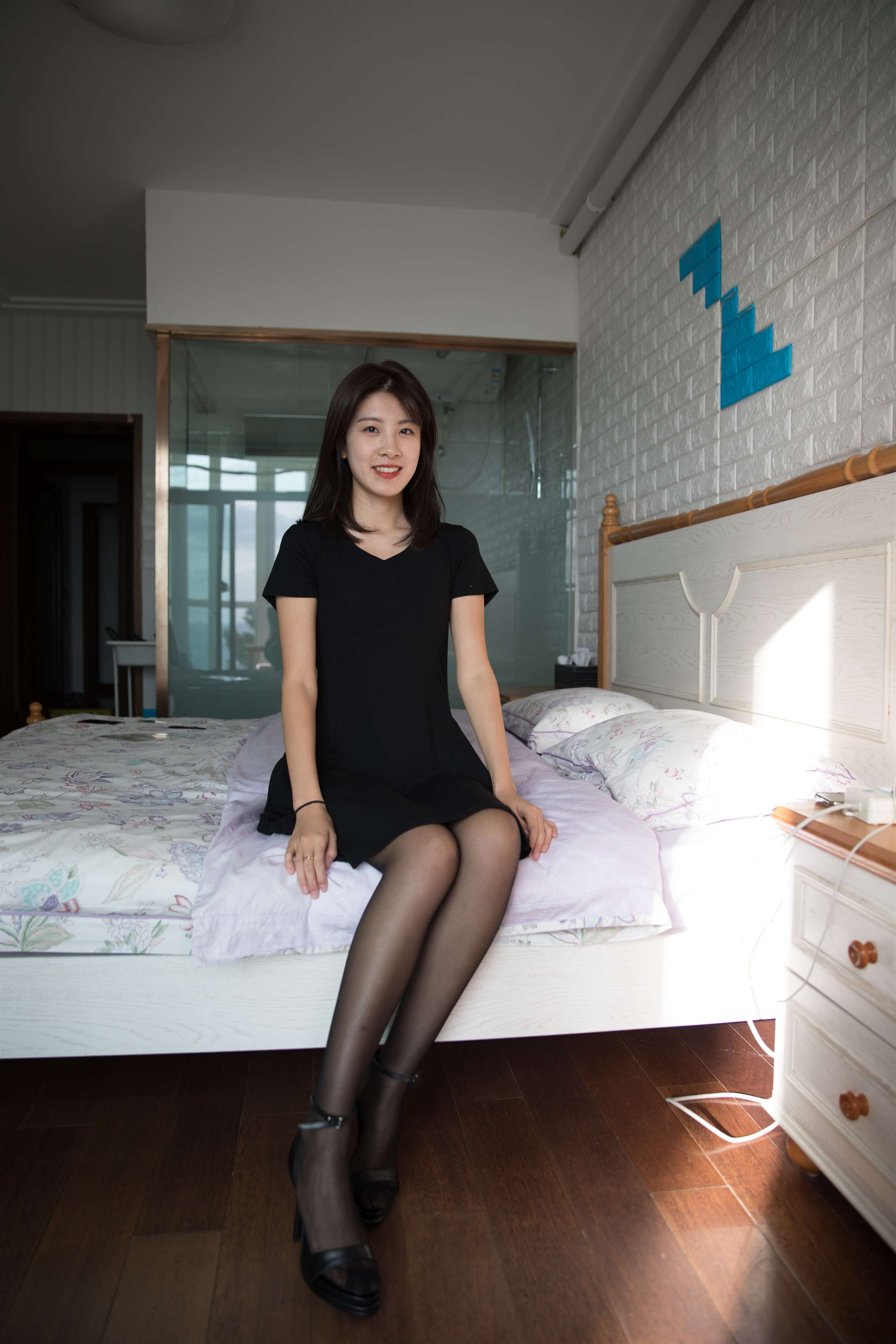 《旅馆の高跟脚丫【视频1个网盘下载】》作品图