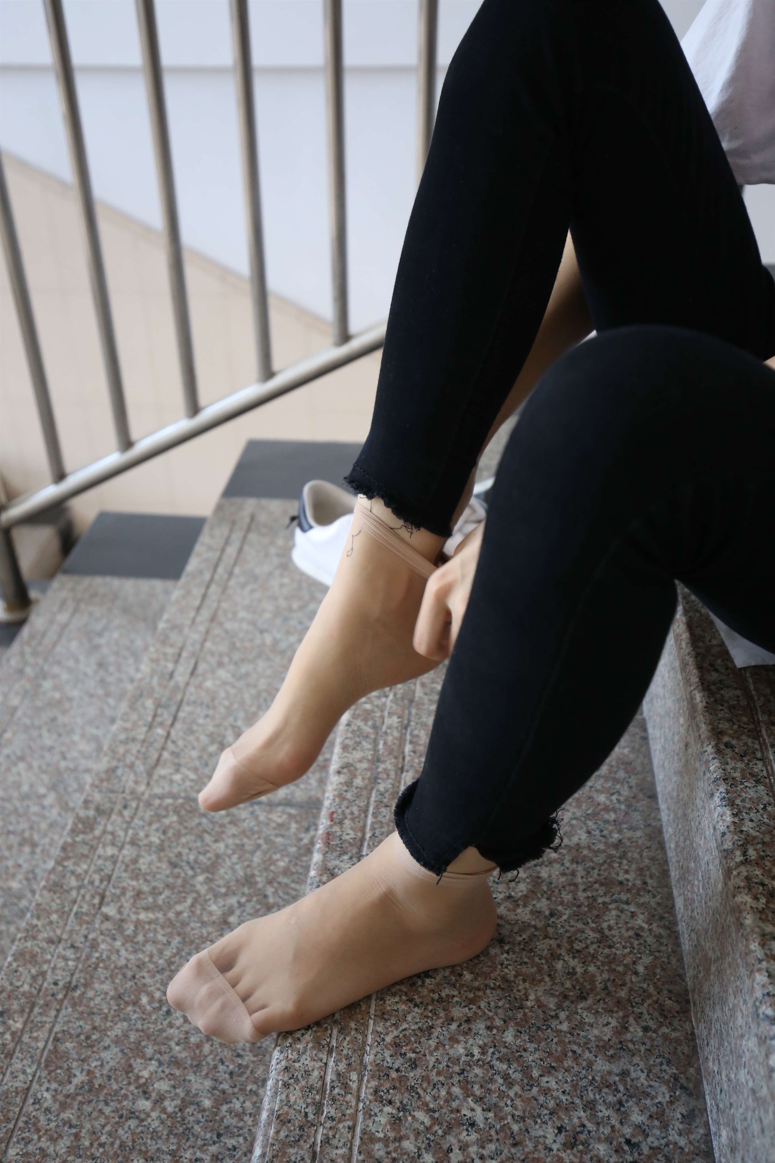 《学姐短丝脚丫【视频1个网盘下载】》作品图