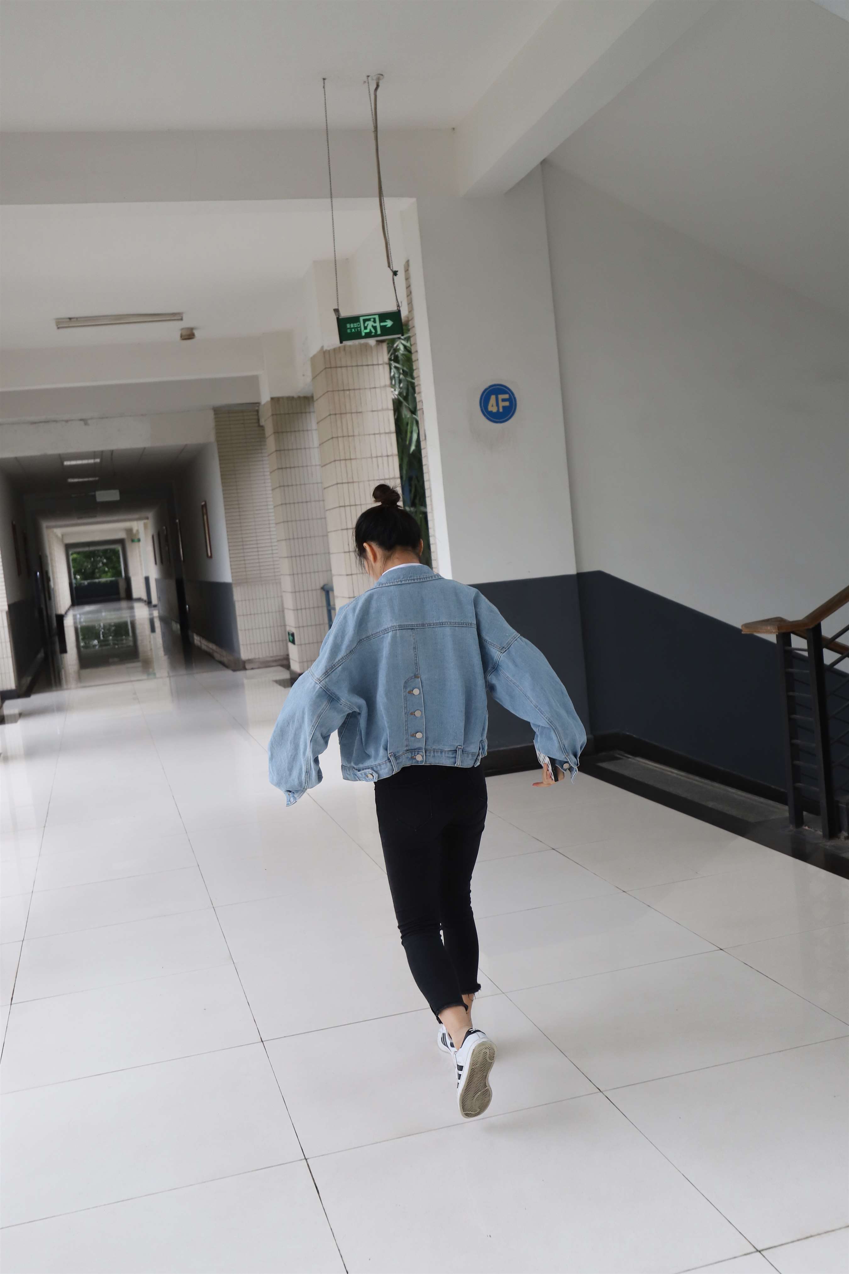 《牛仔衫の板鞋丝足【视频1个网盘下载】》作品图