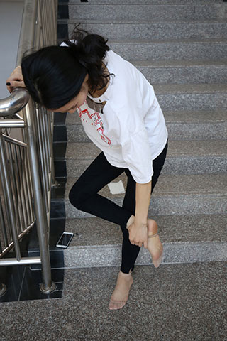 大三学姐短丝脚丫