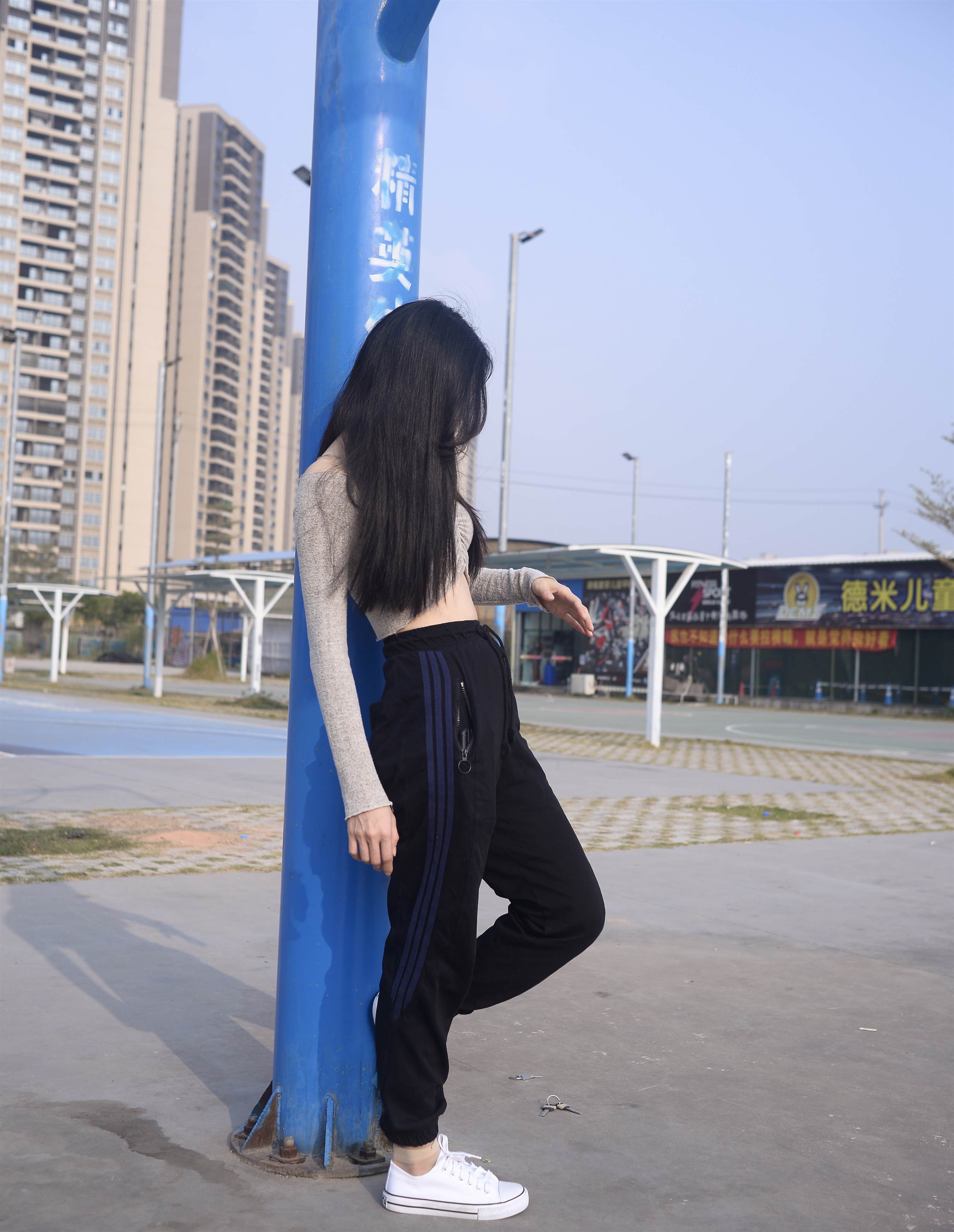 《帆布鞋の短丝脚丫【视频1个网盘下载】》作品图