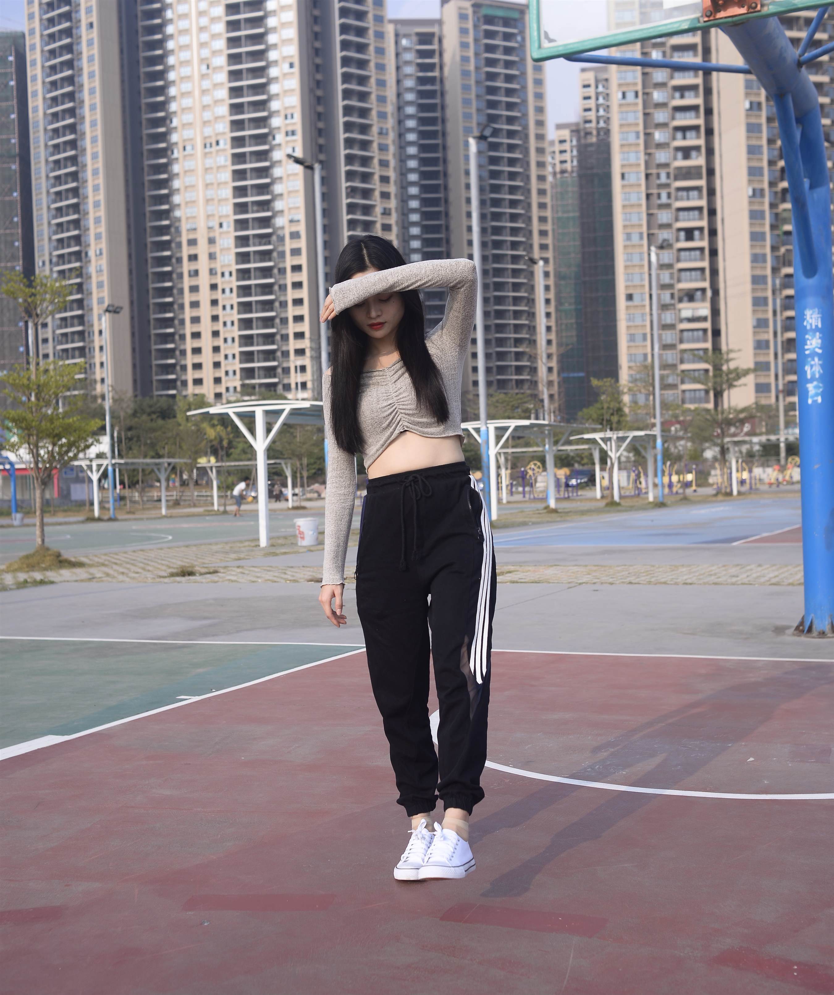 《帆布鞋の短丝脚丫【视频1个网盘下载】》作品图