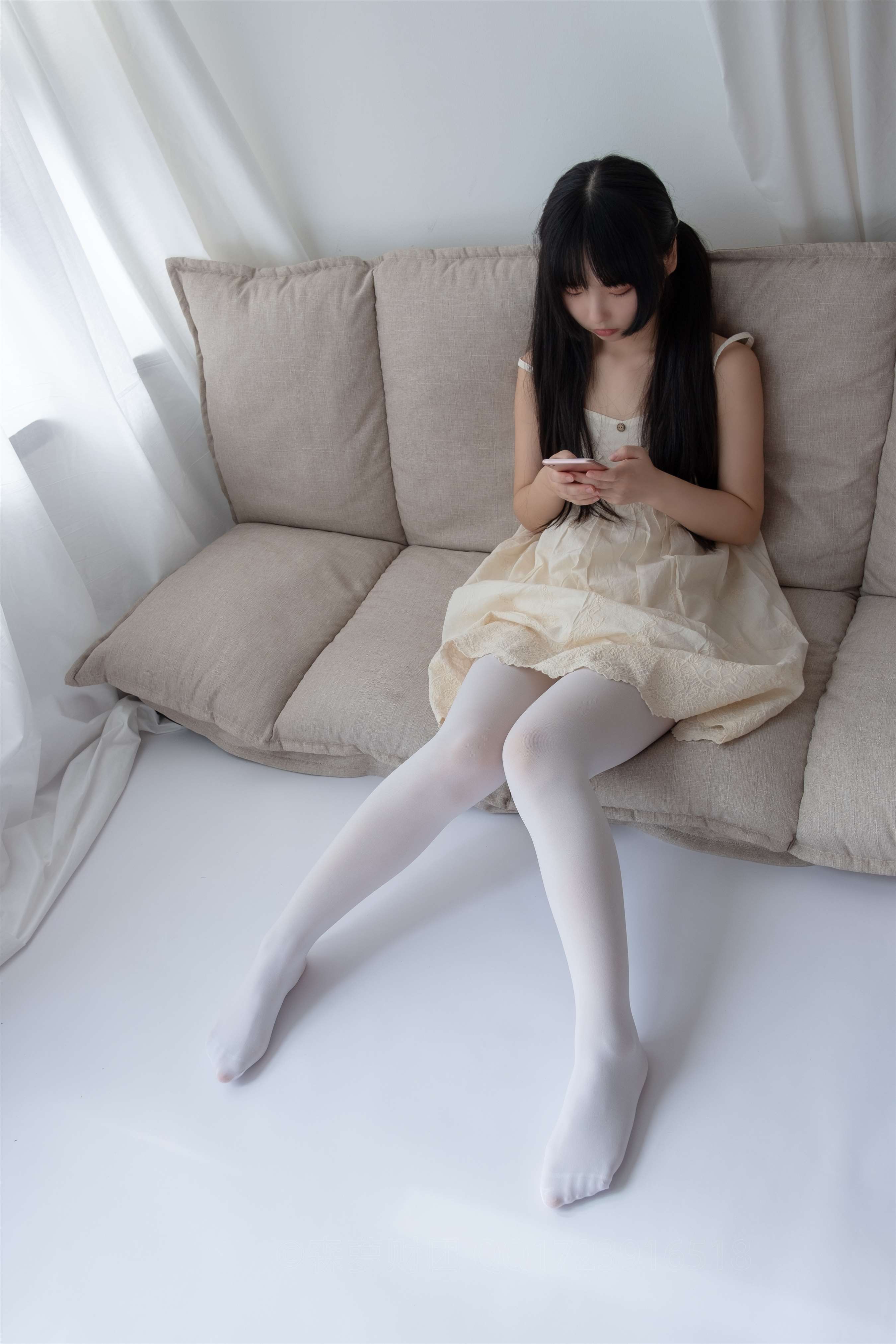 《美少女白丝脚丫》作品图