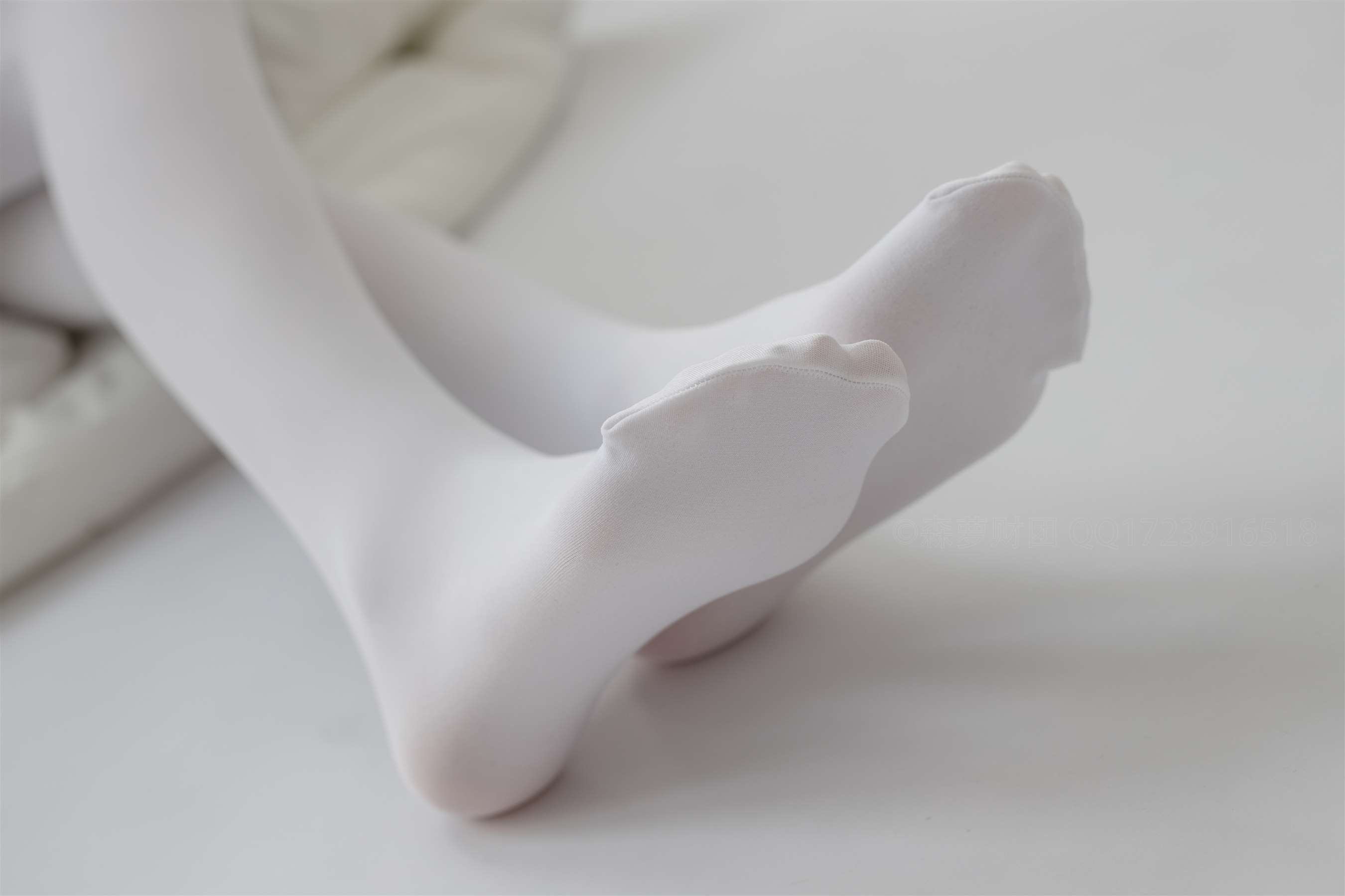 《毛衣の白丝脚丫》作品图