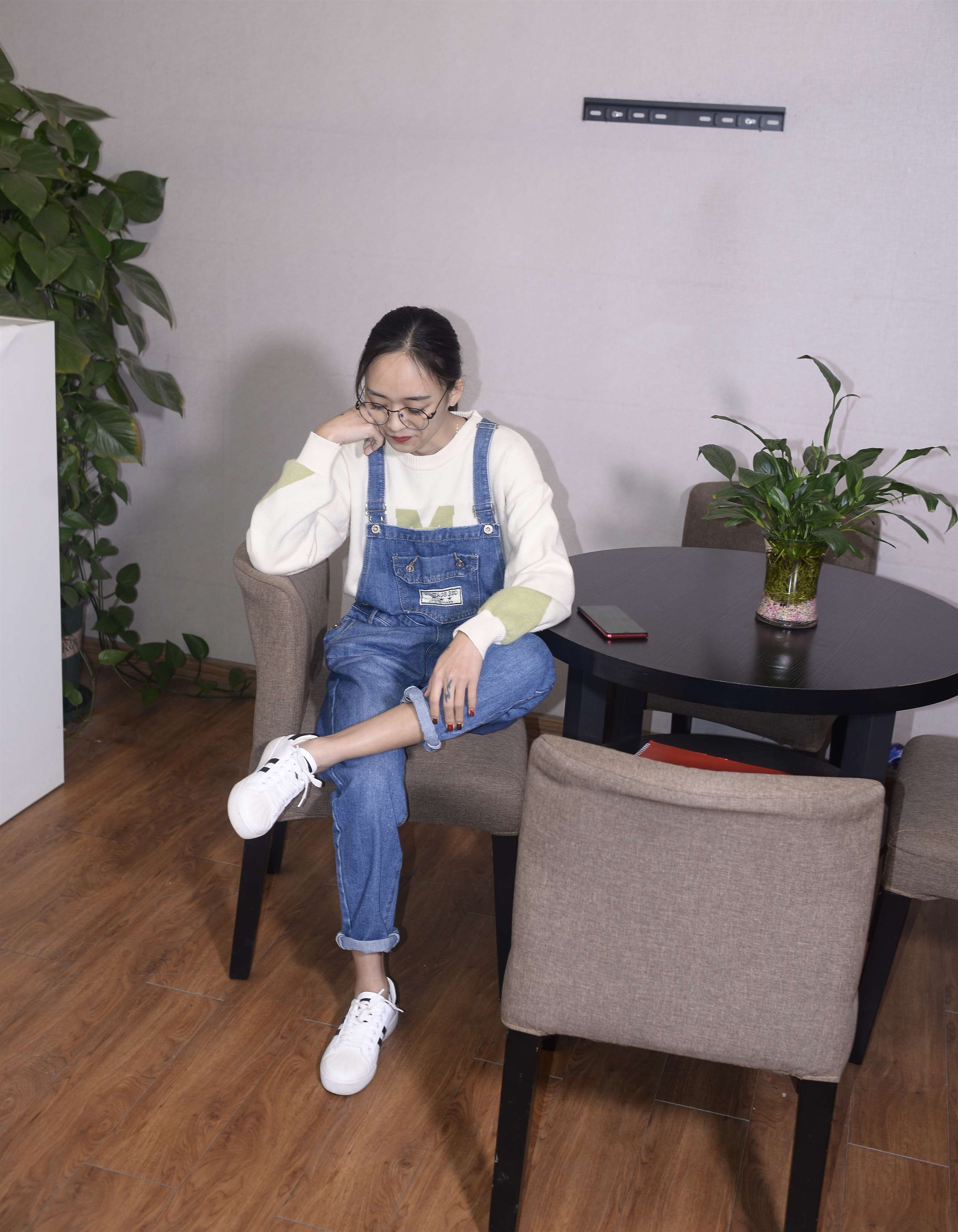 《眼镜女孩の船袜脚丫【视频1个网盘下载】》作品图