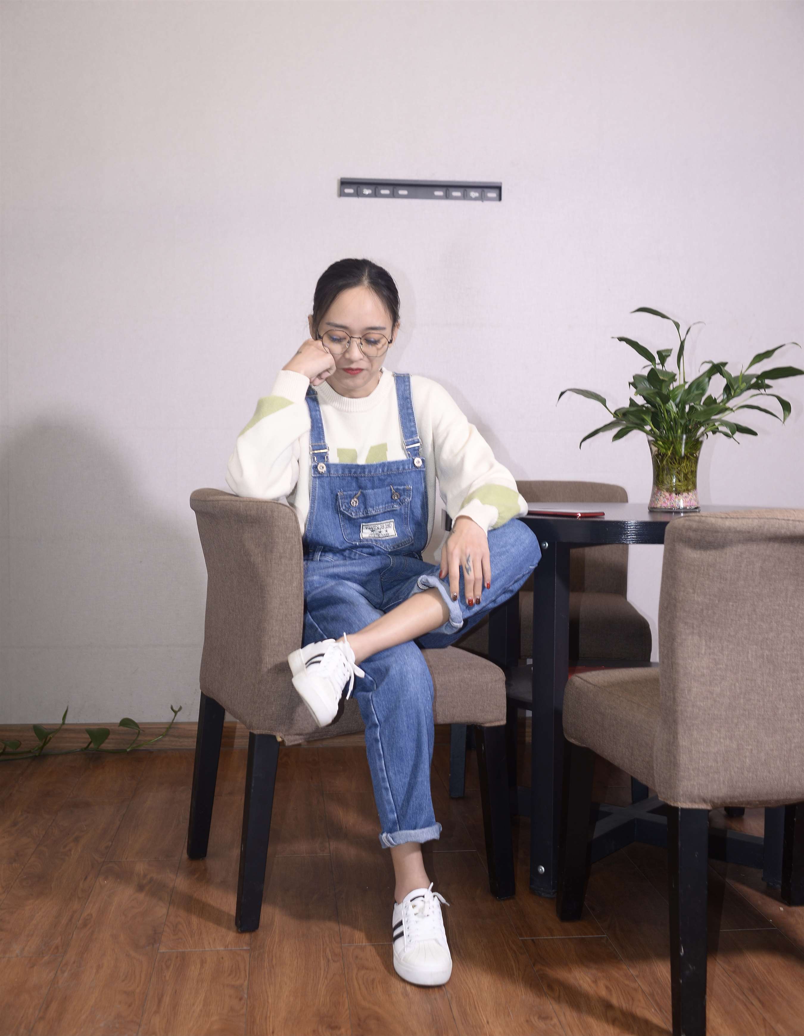 《眼镜女孩の船袜脚丫【视频1个网盘下载】》作品图