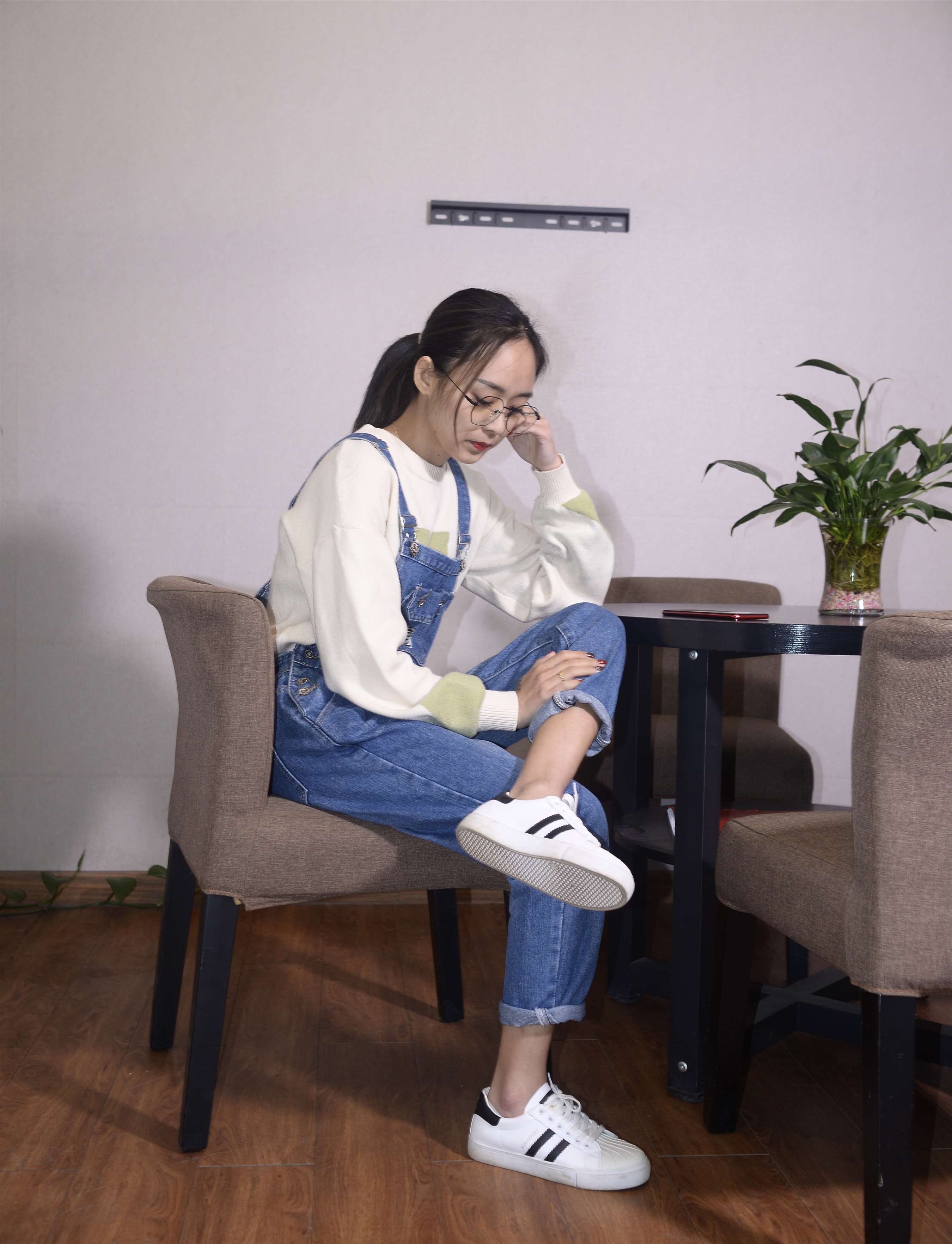 《眼镜女孩の船袜脚丫【视频1个网盘下载】》作品图