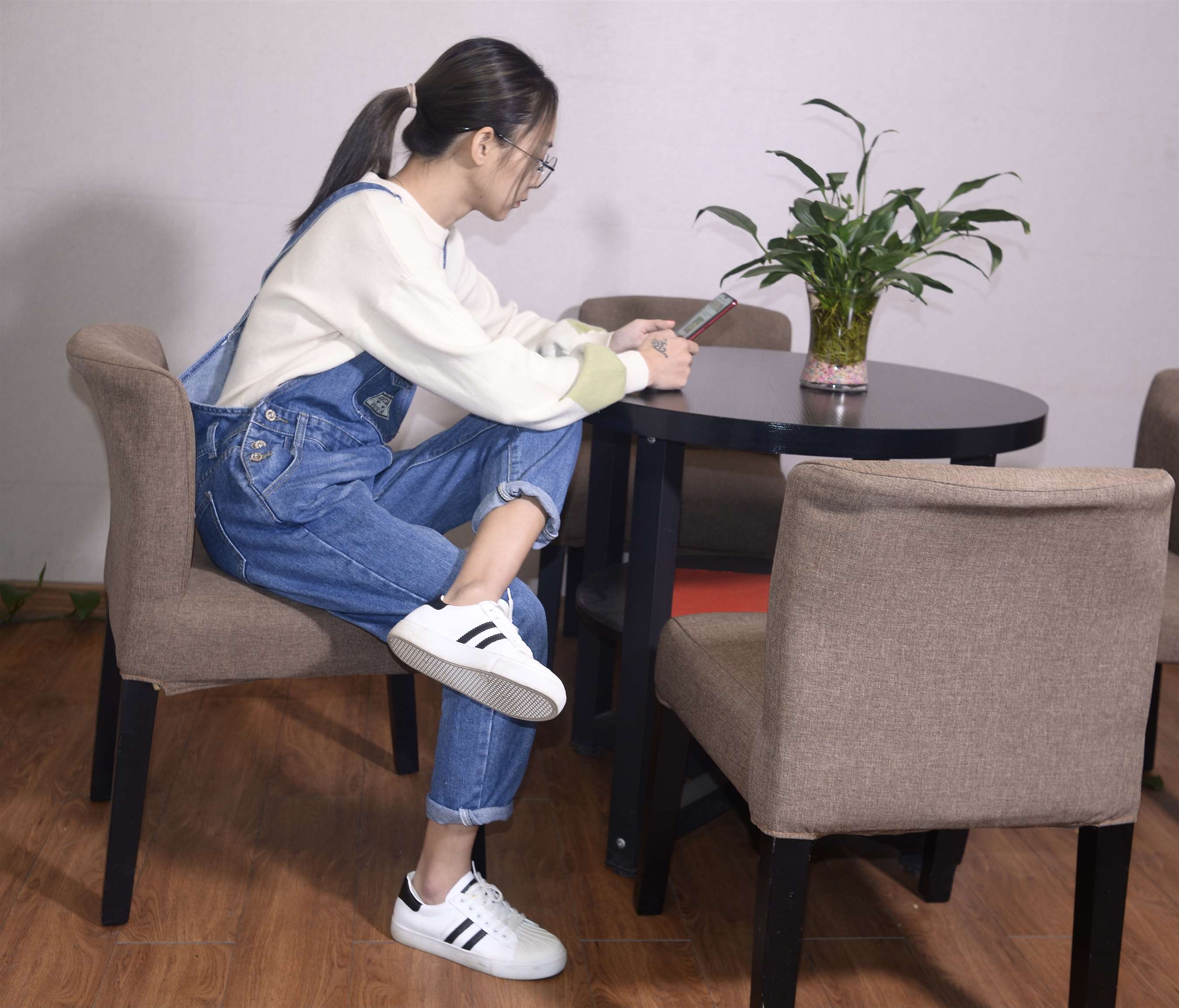 《眼镜女孩の船袜脚丫【视频1个网盘下载】》作品图