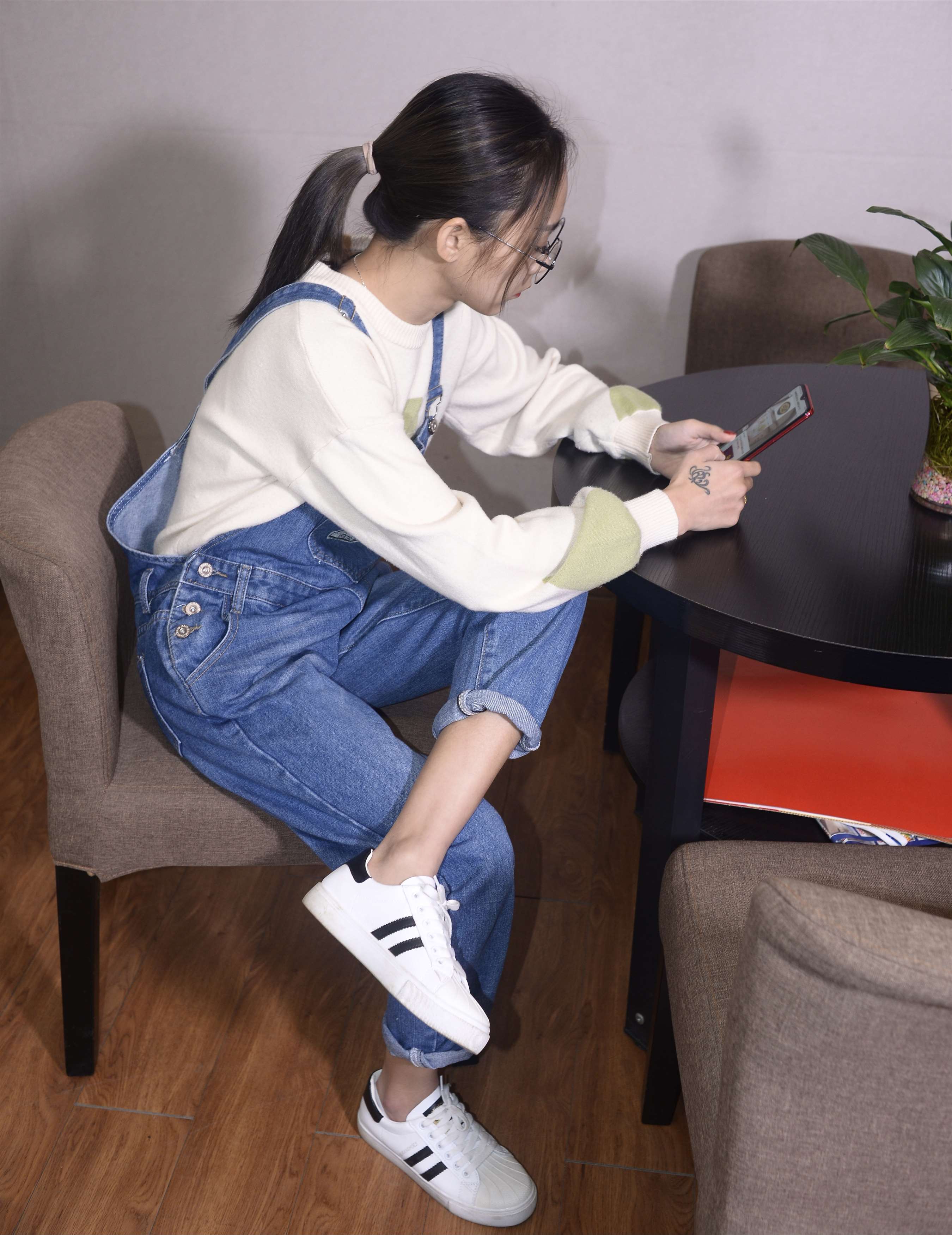 《眼镜女孩の船袜脚丫【视频1个网盘下载】》作品图