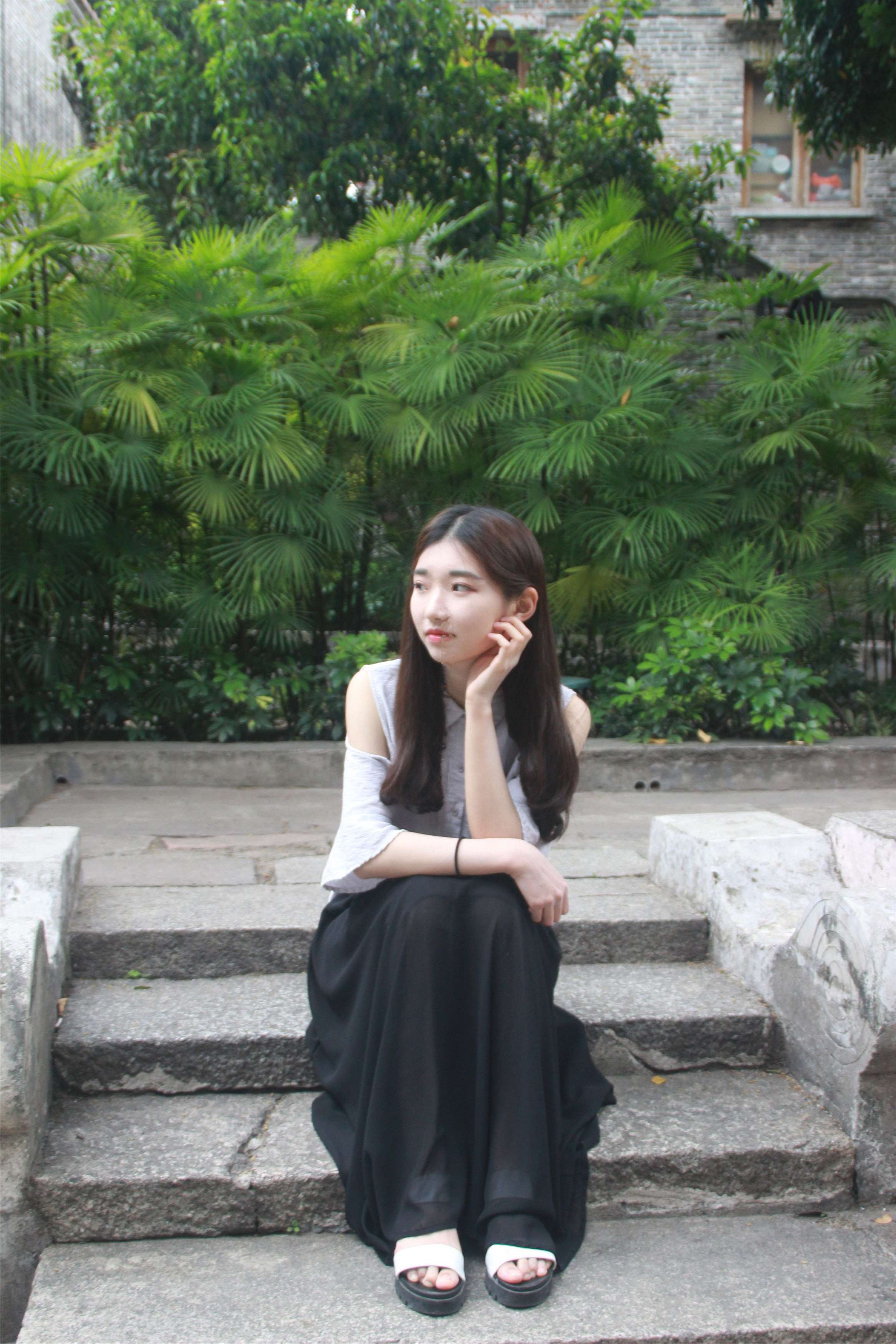 《古城裸足女孩》作品图