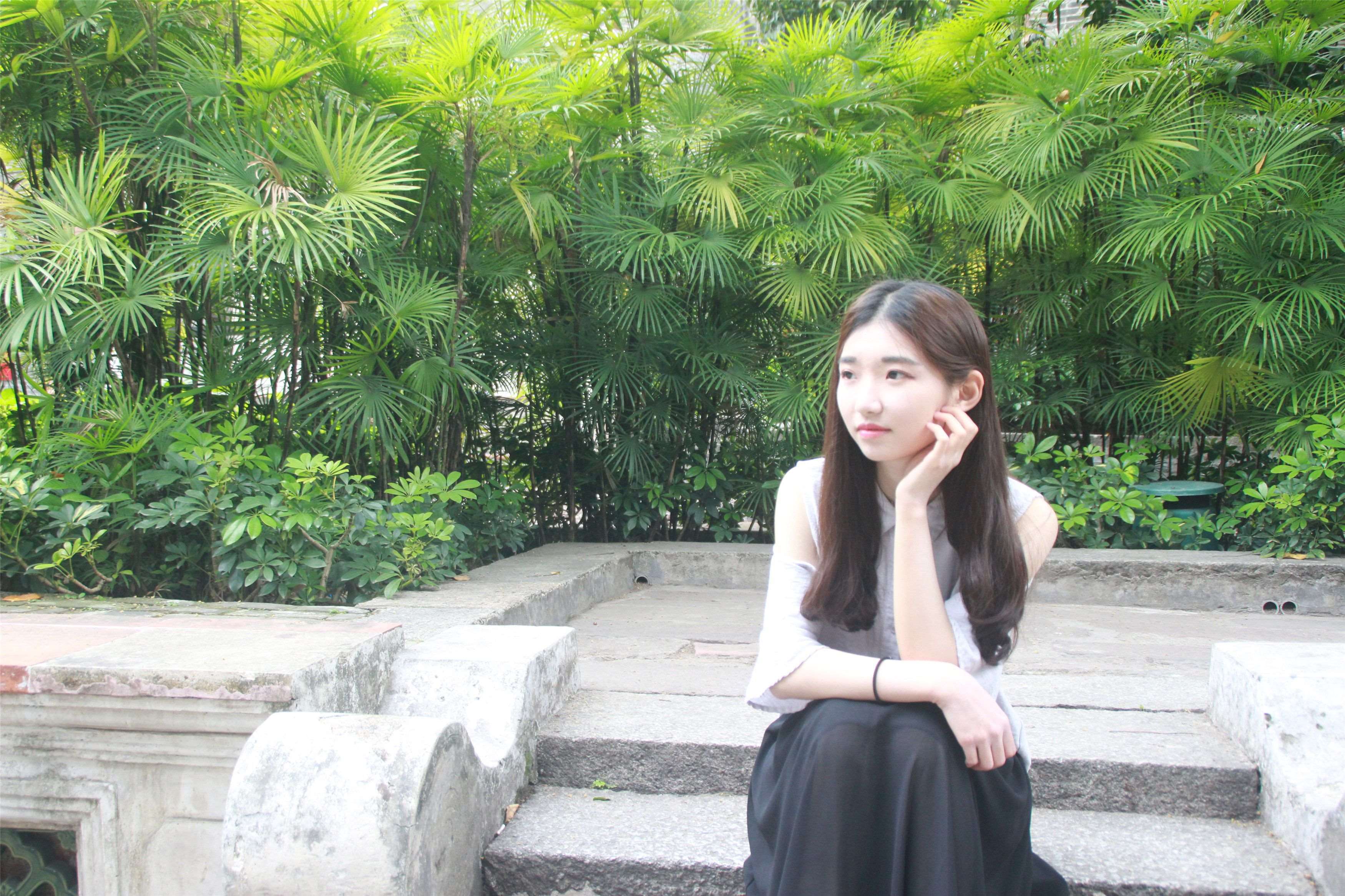 《古城裸足女孩》作品图