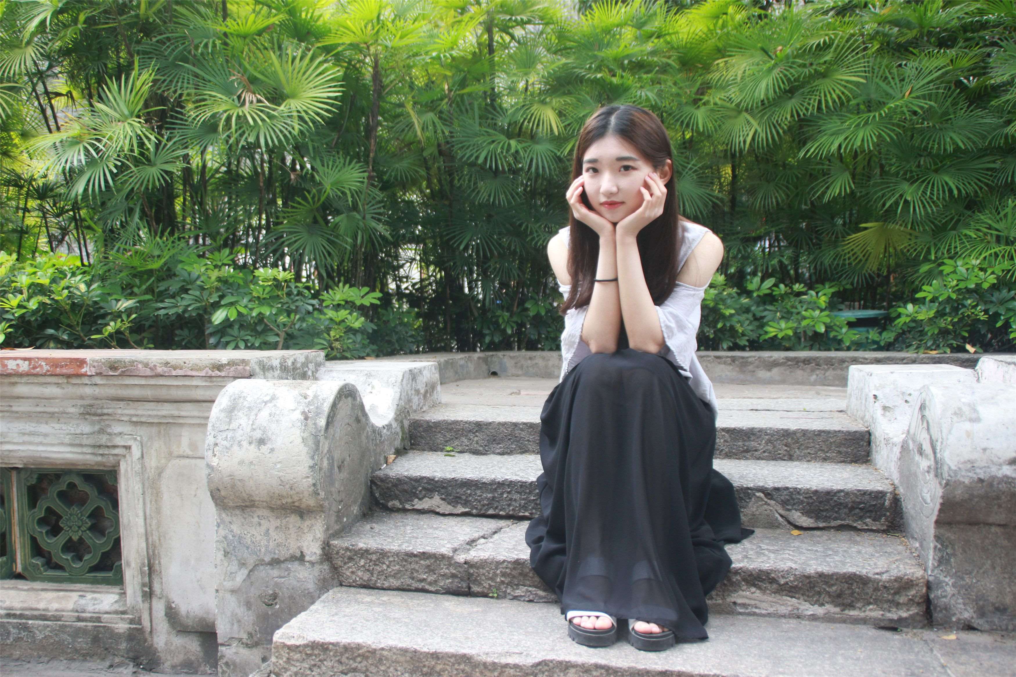 《古城裸足女孩》作品图