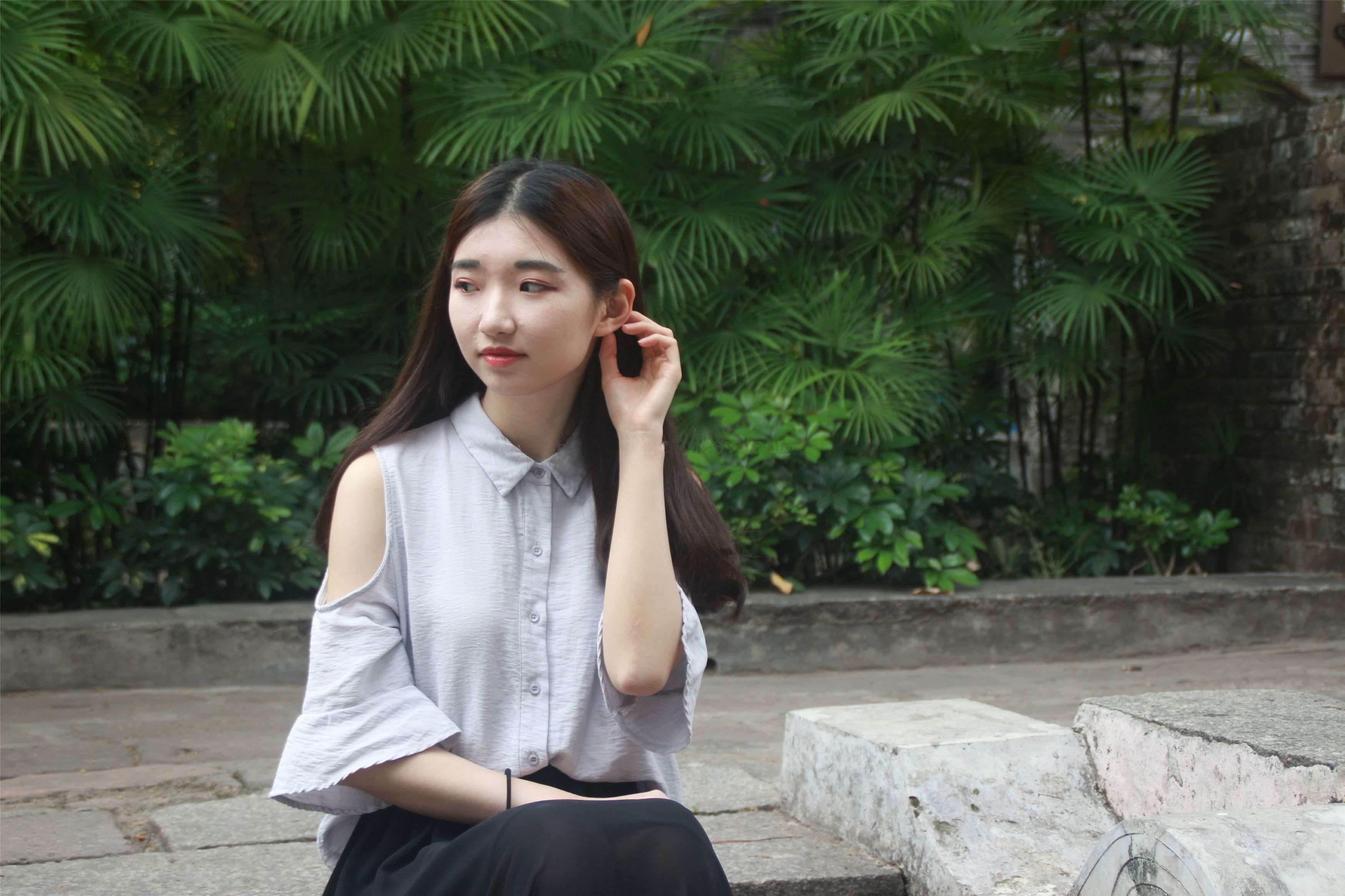 《古城裸足女孩》作品图