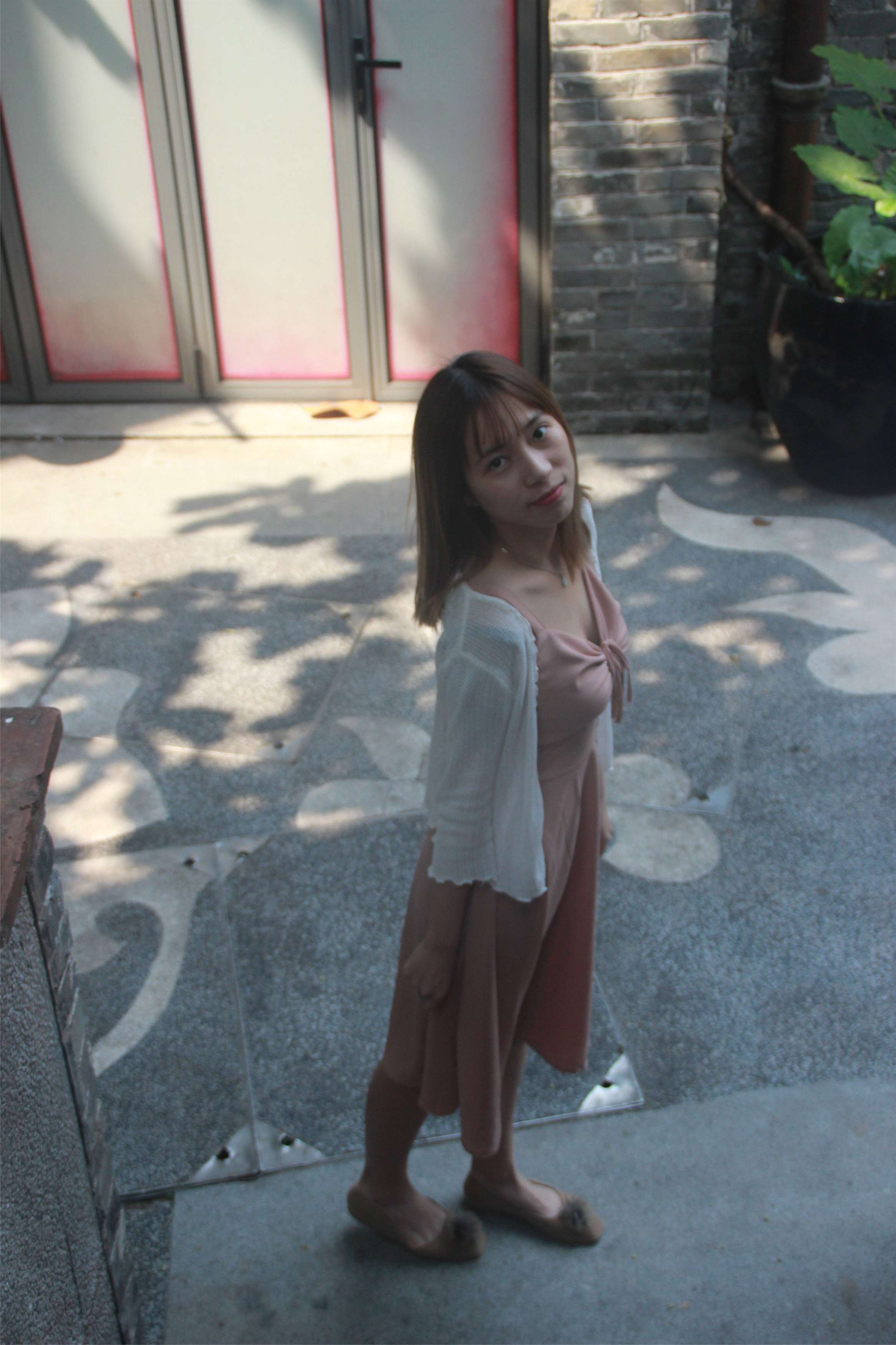 《嫩足与落叶》作品图