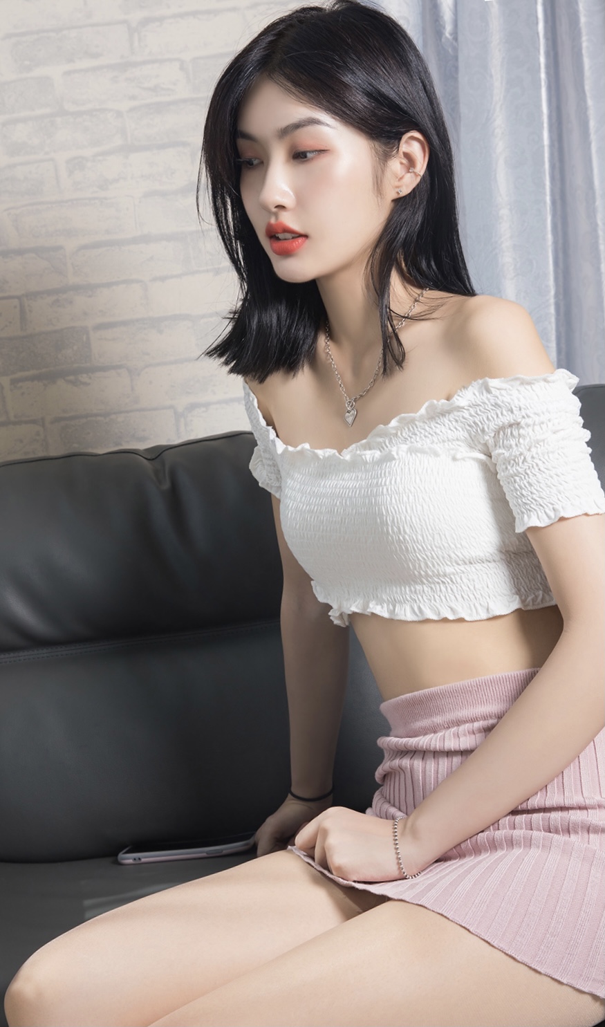 《丝足少女》作品图