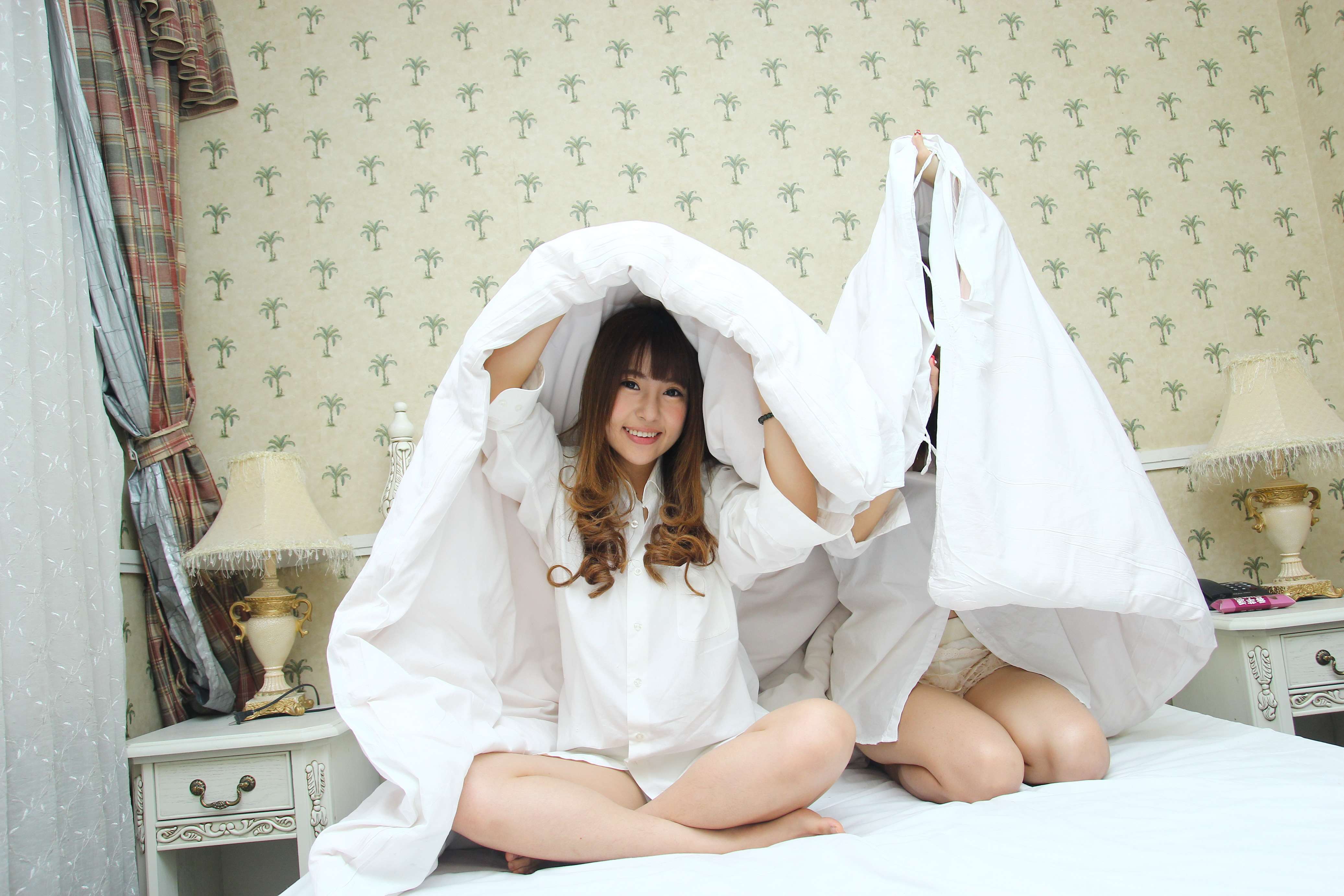 《白衣姐妹互jio》作品图