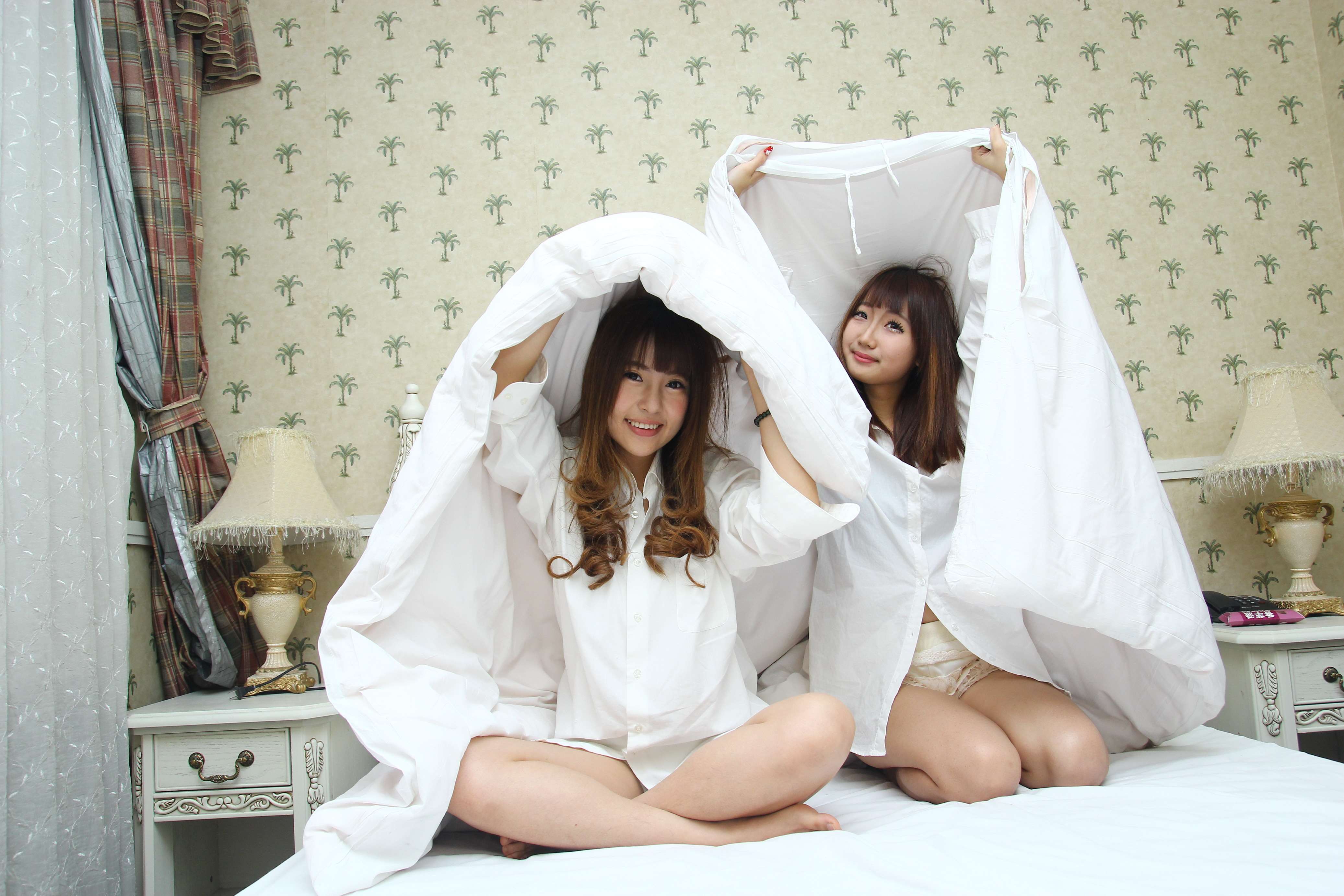 《白衣姐妹互jio》作品图