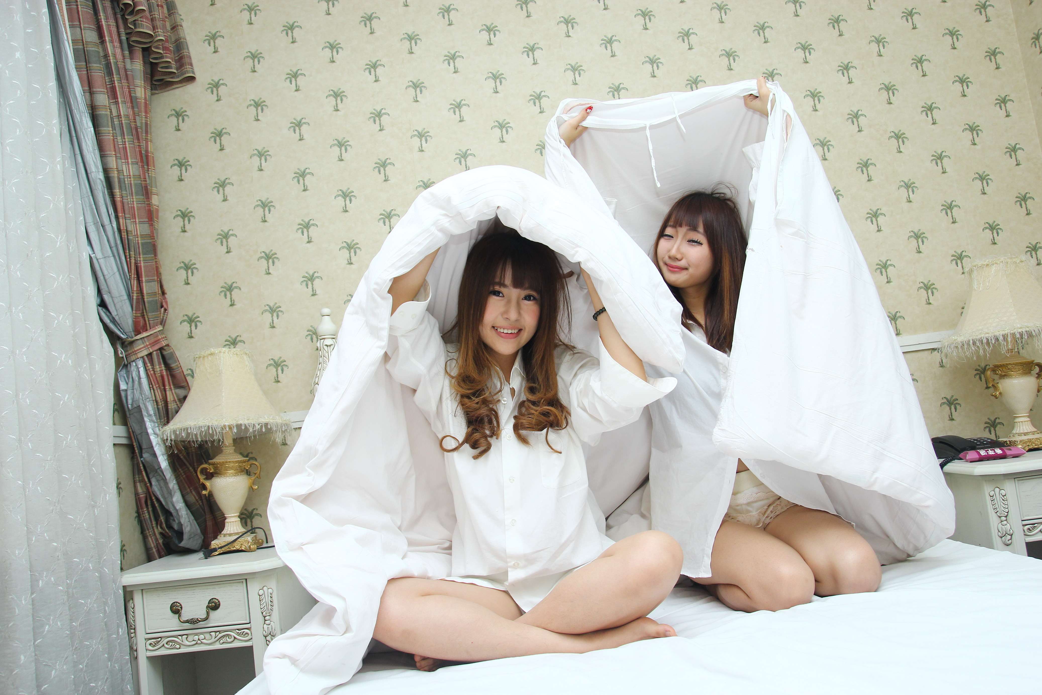 《白衣姐妹互jio》作品图