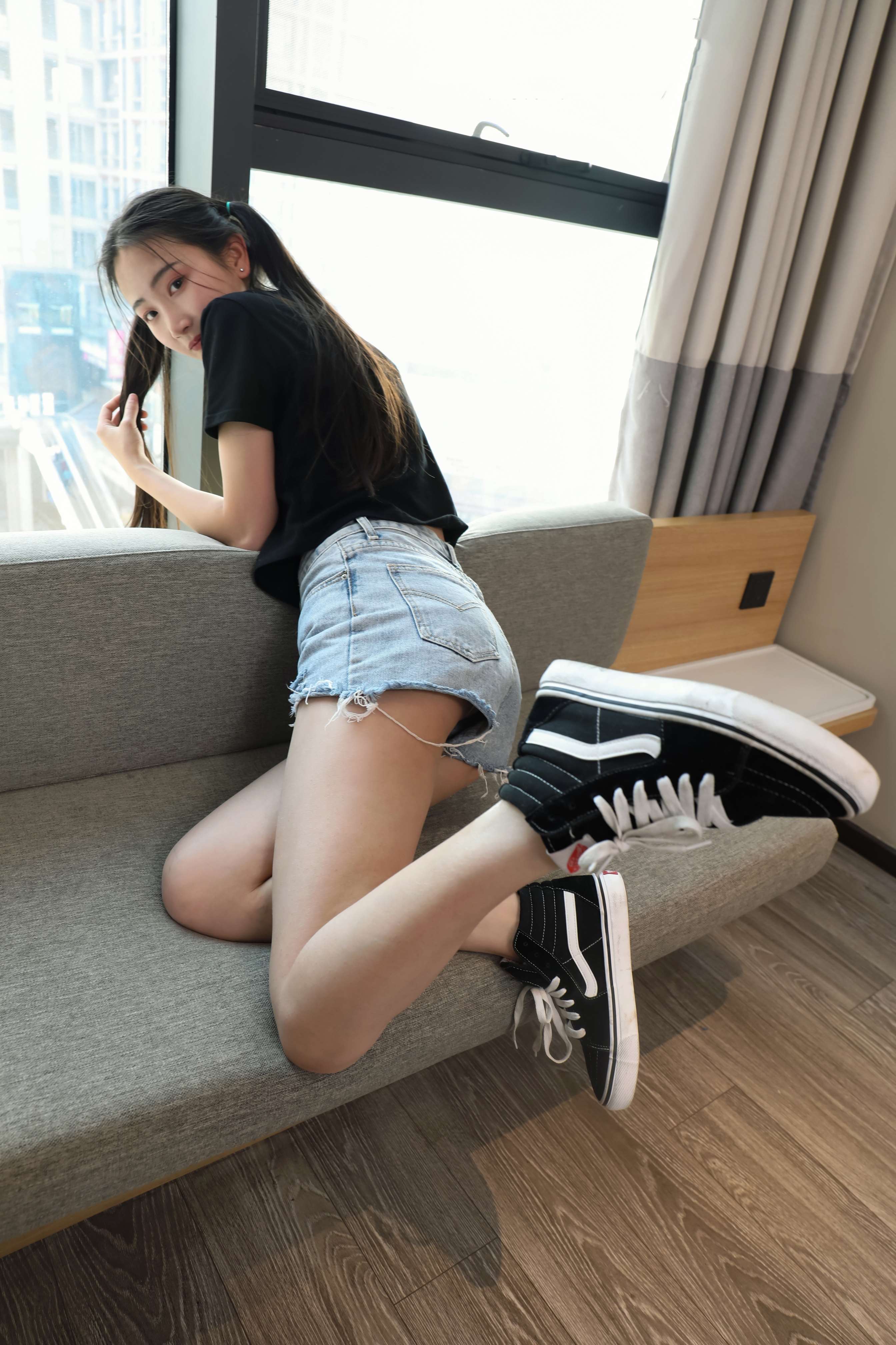 《嫩足玩物》作品图