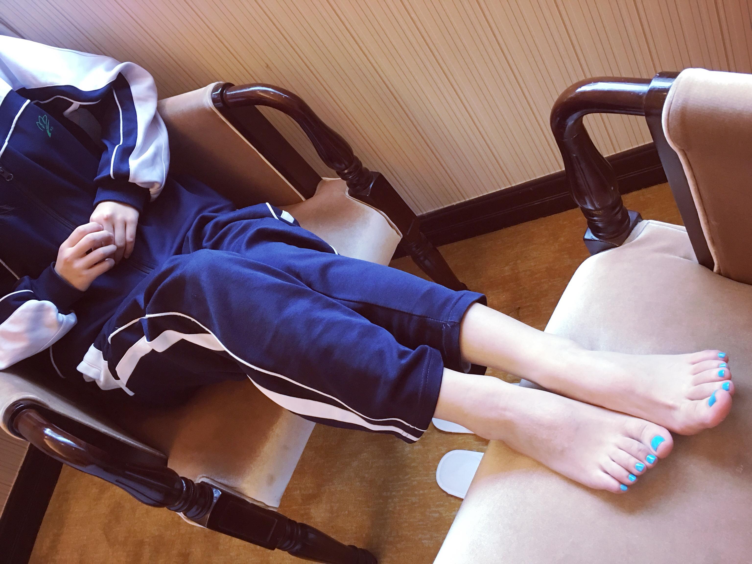 《涂指甲油的校服少女》作品图