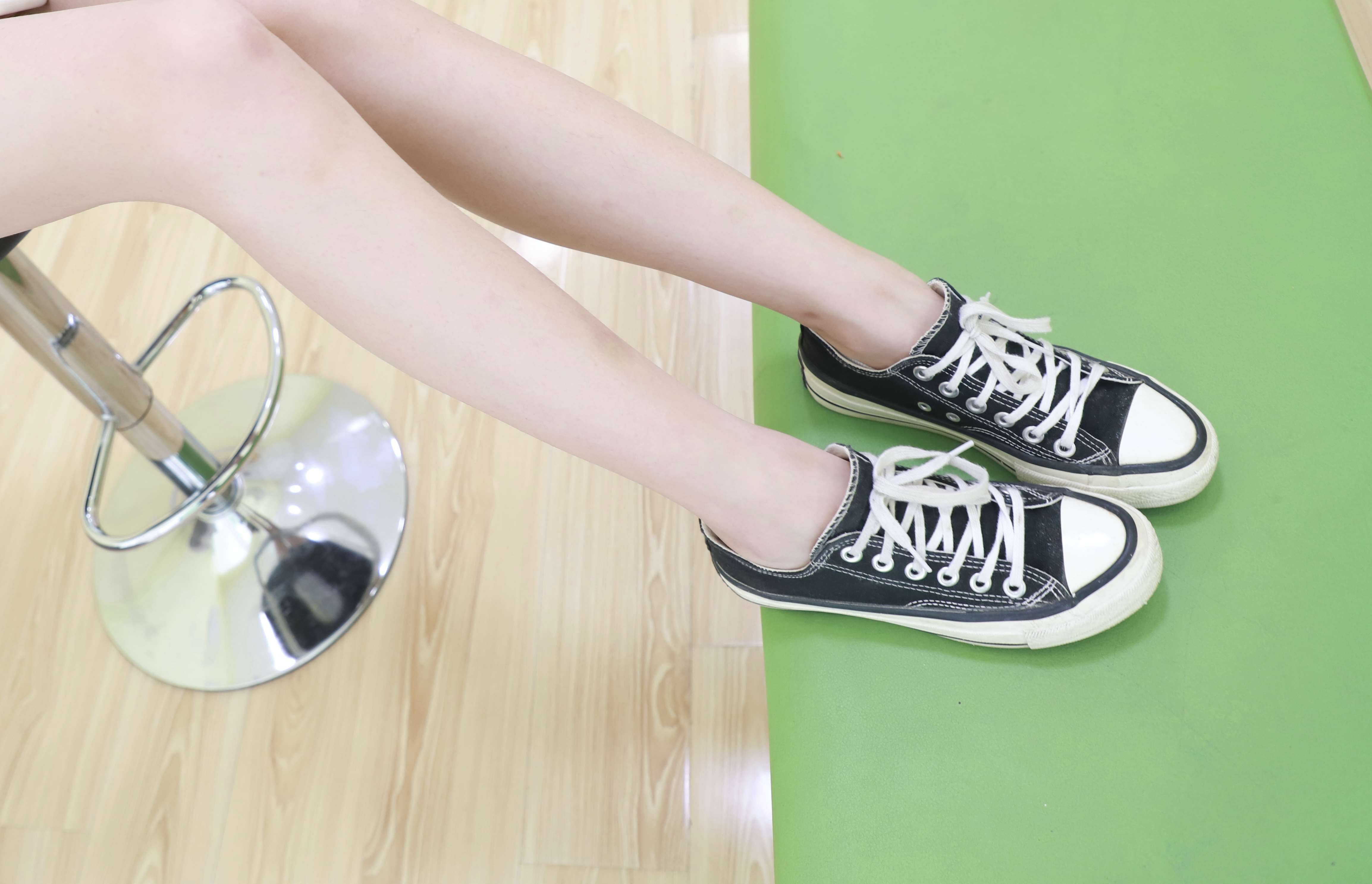 《少女帆布鞋船袜脚》作品图