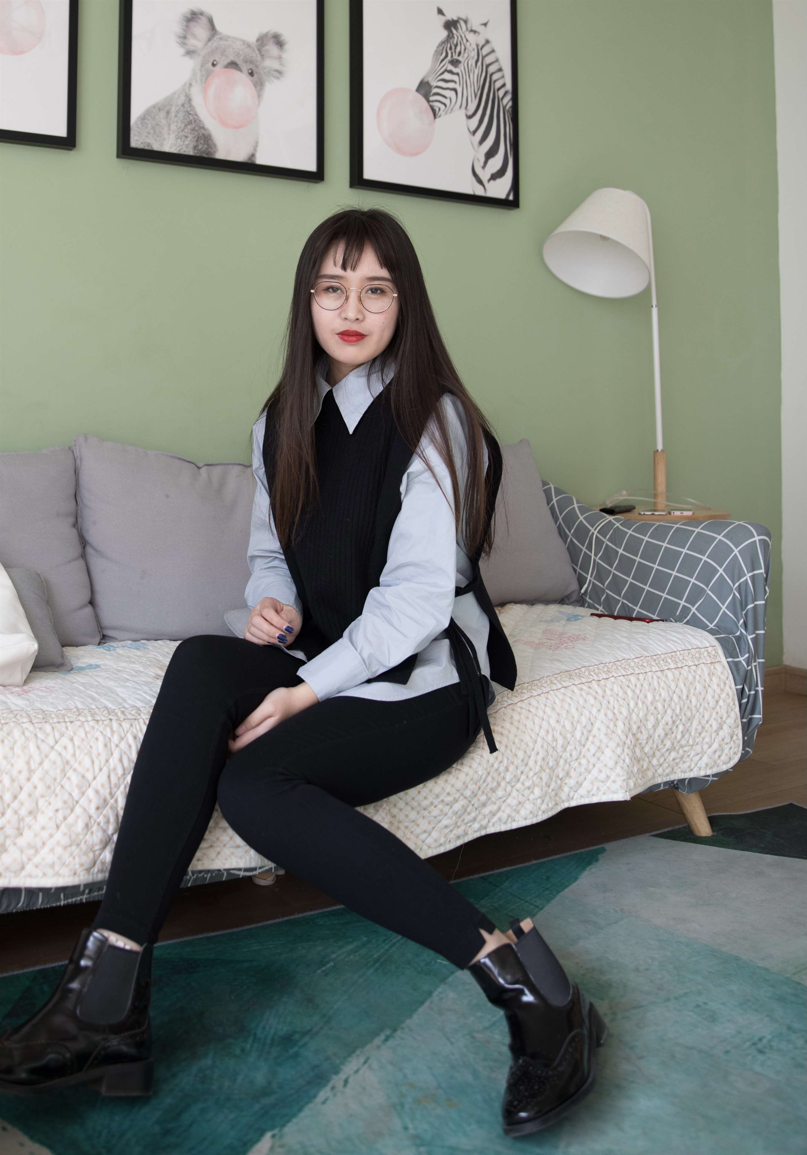 《眼镜妹的短靴棉袜脚【视频1个网盘下载】》作品图