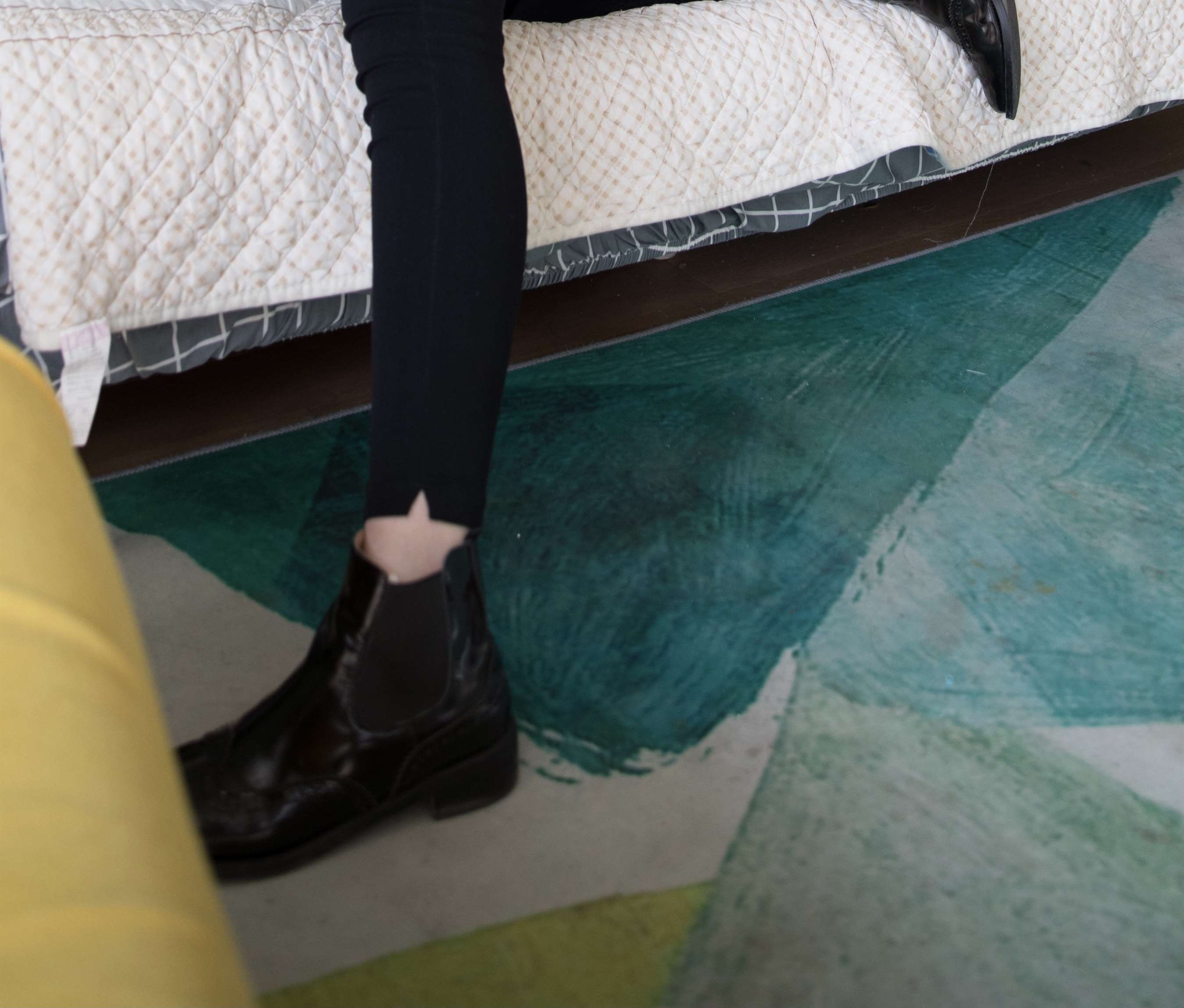 《眼镜妹的短靴棉袜脚【视频1个网盘下载】》作品图