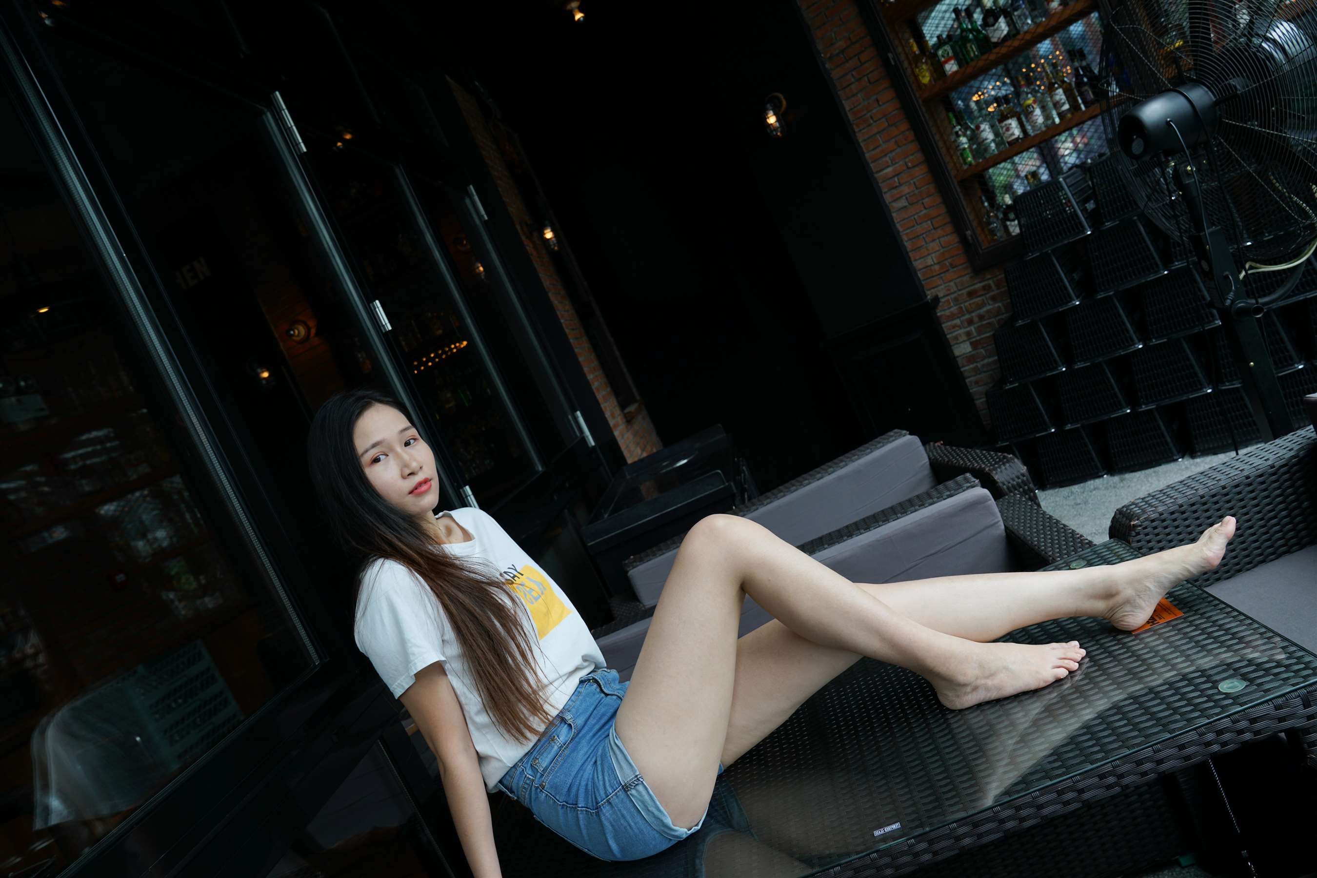 《热裤裸足》作品图