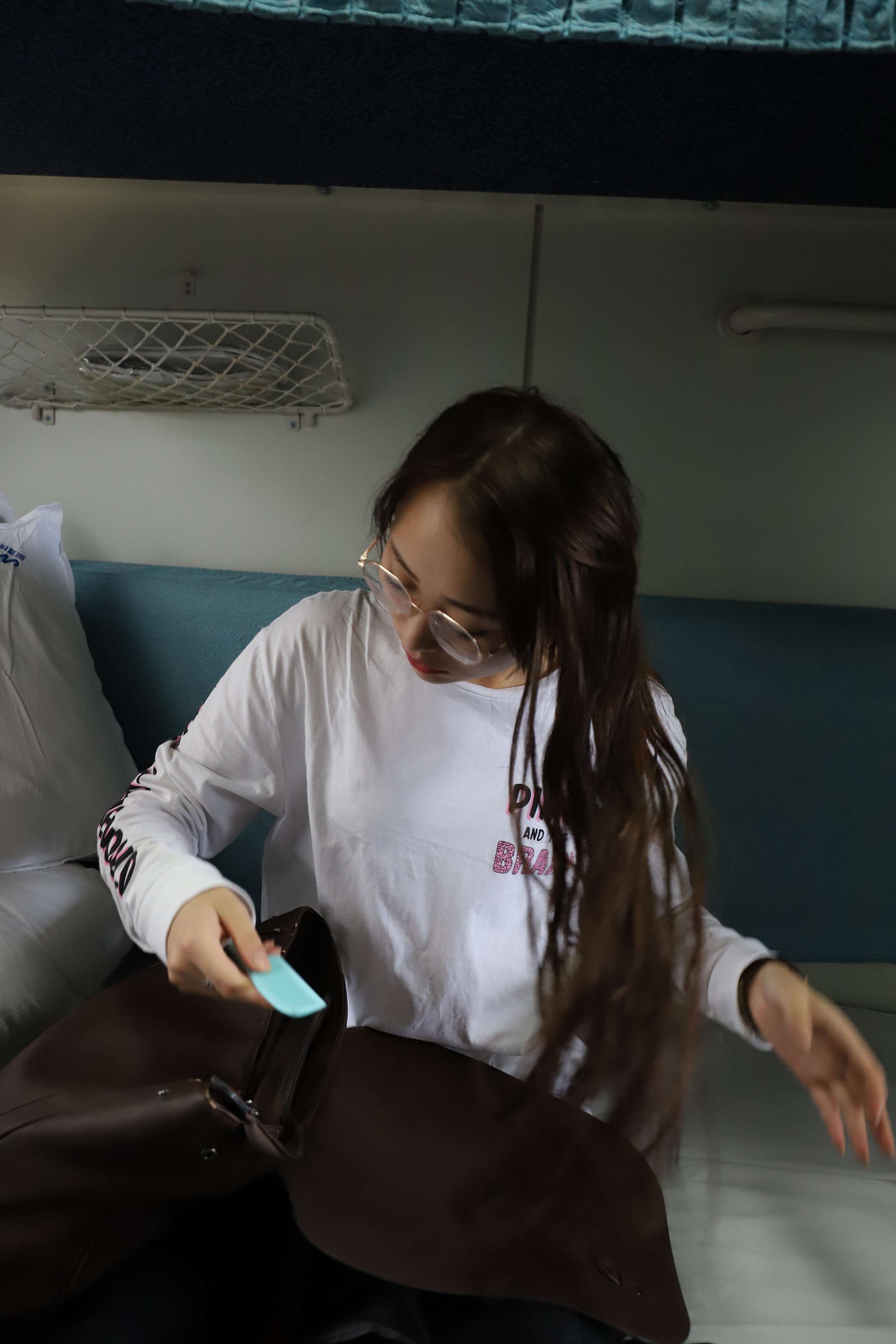 《卧铺的女孩》作品图