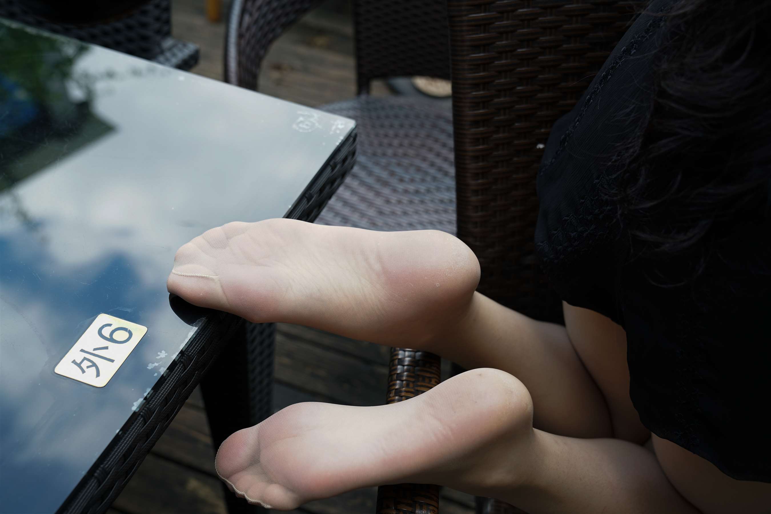 《黑衣肉丝脚丫》作品图