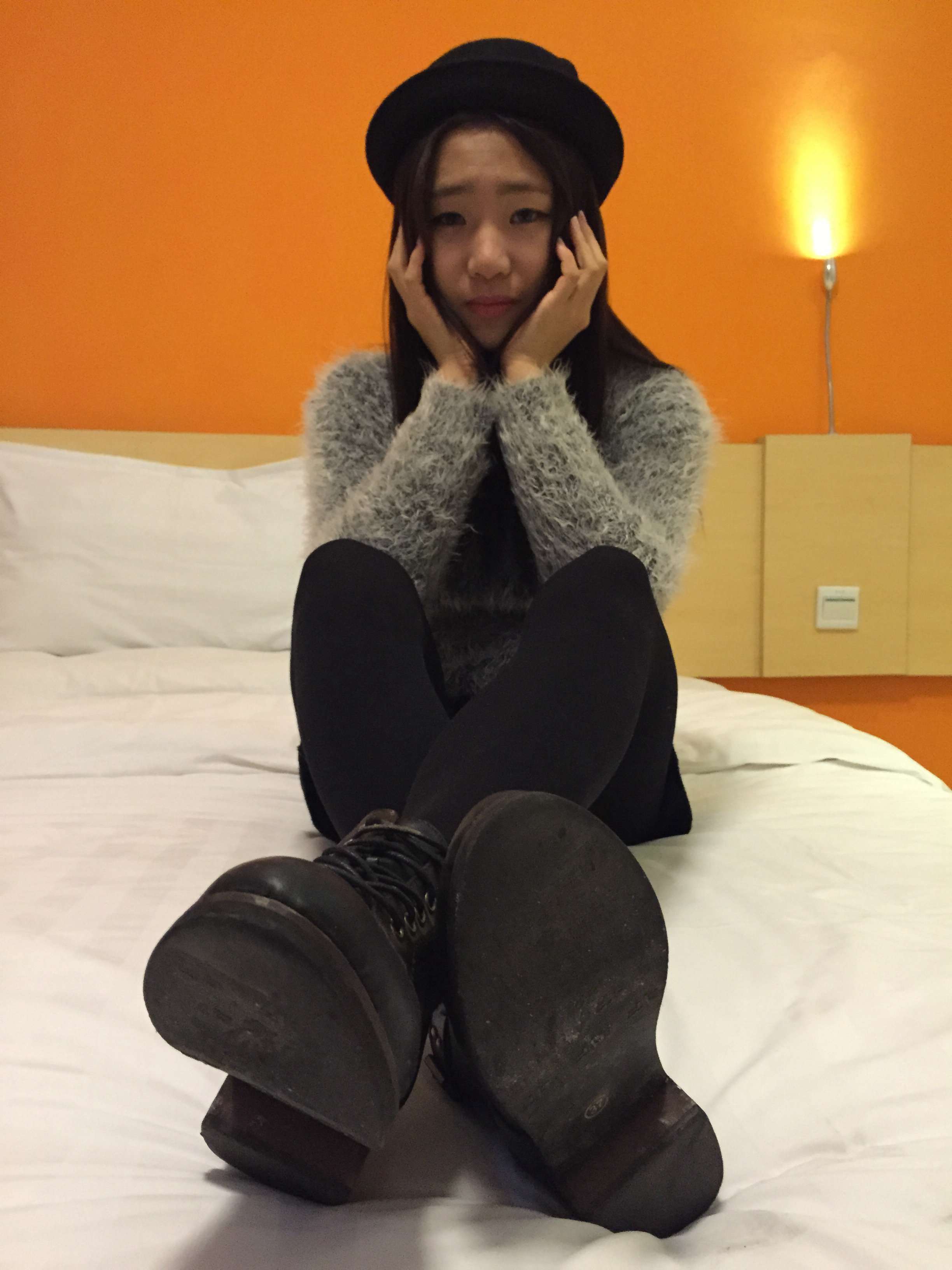 《开洞黑丝脚丫》作品图