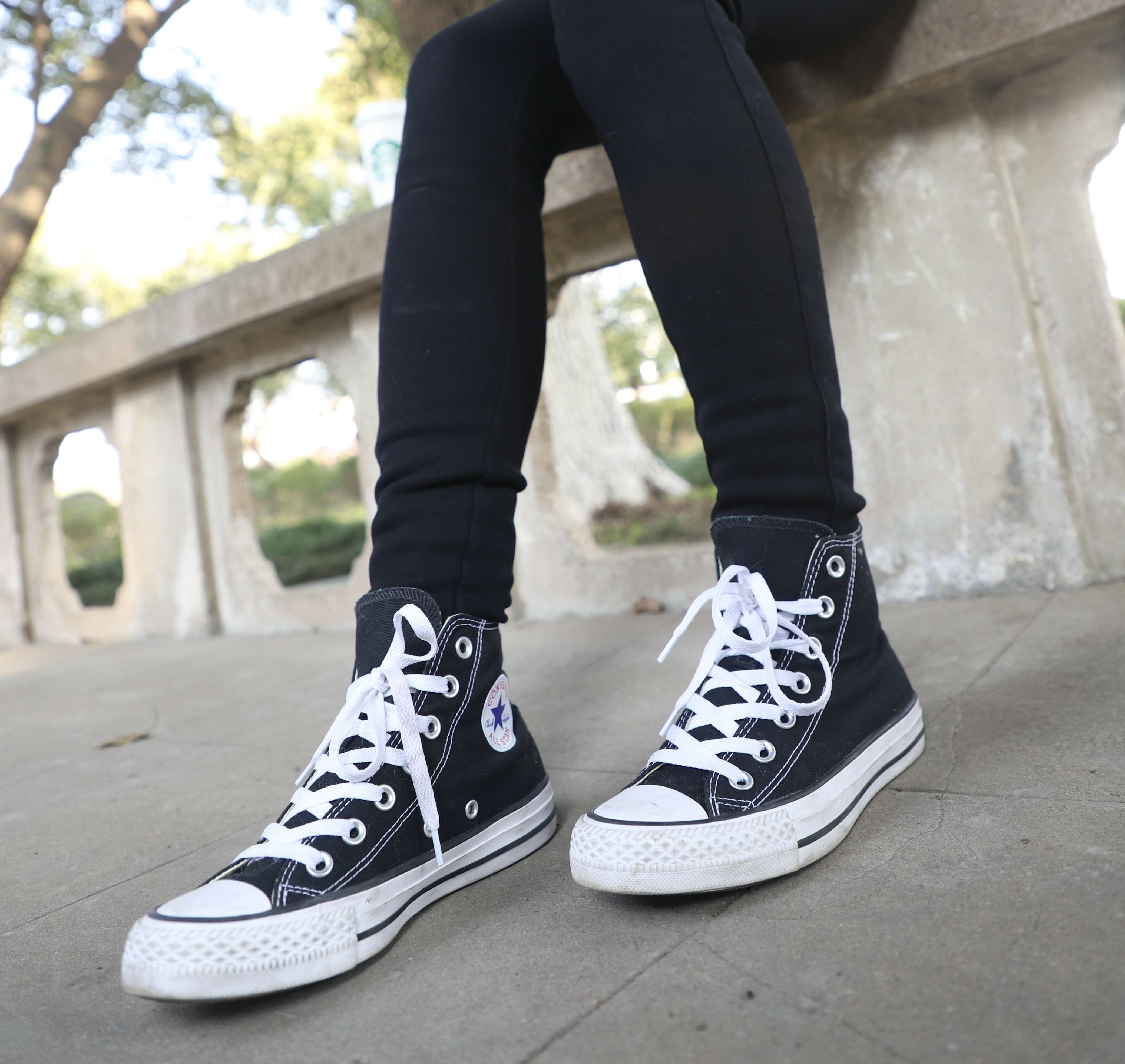 《高帮帆布鞋の棉袜脚丫》作品图