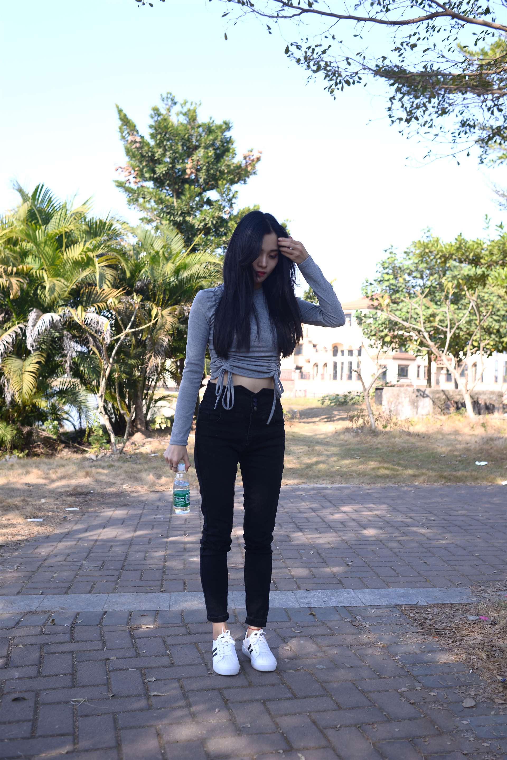 《单车上的船袜女孩》作品图