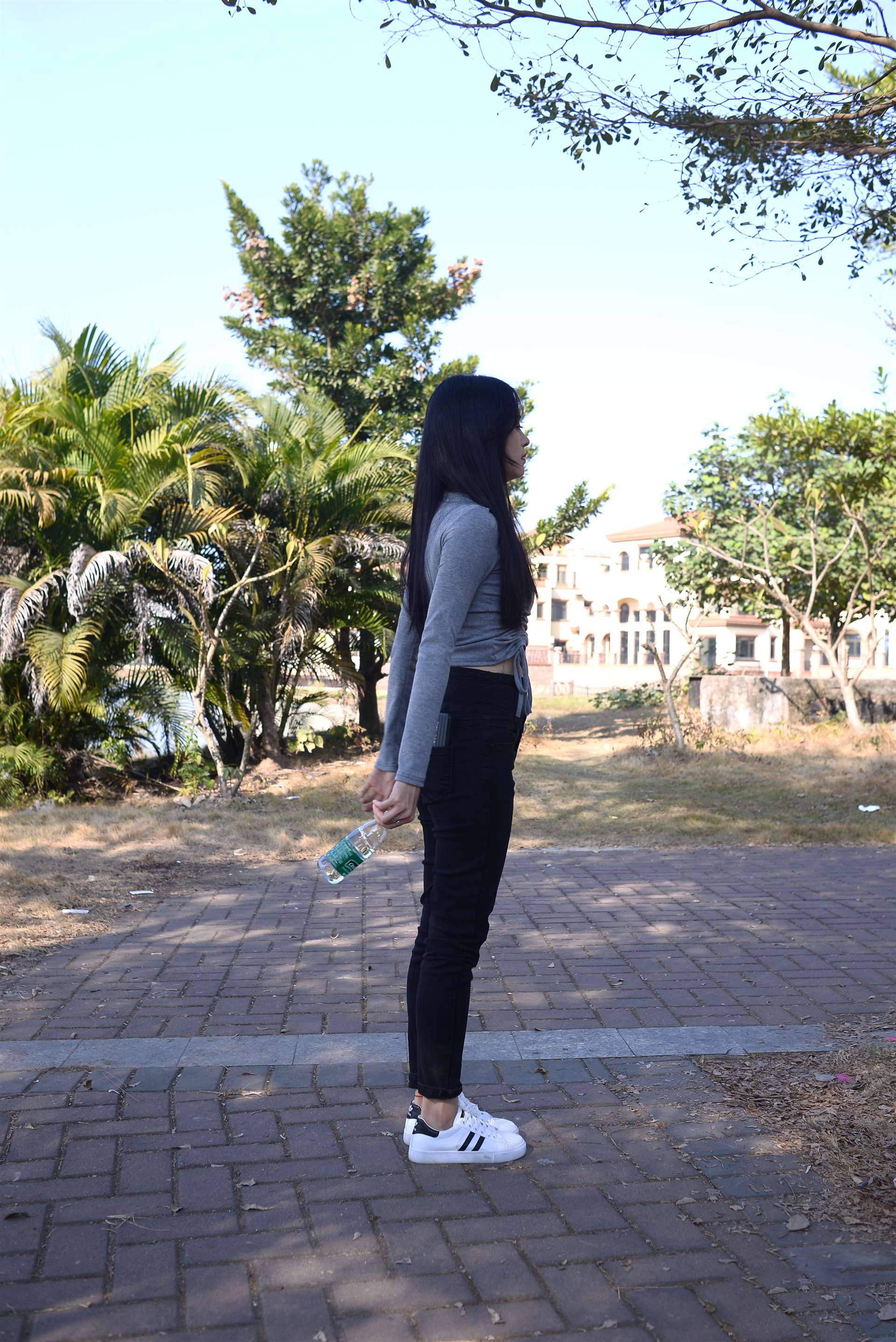 《单车上的船袜女孩》作品图