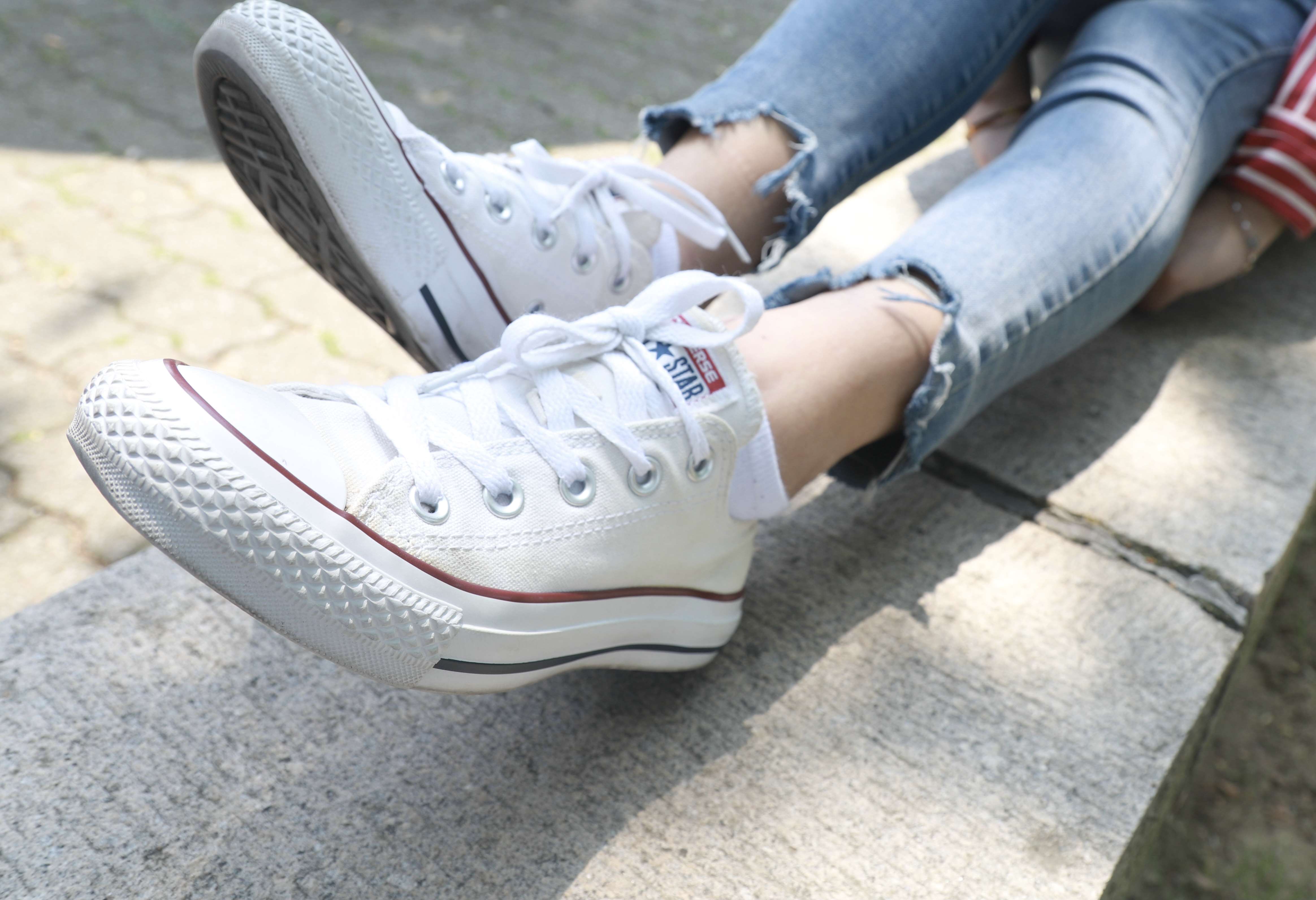 《白帆布鞋の棉袜脚》作品图