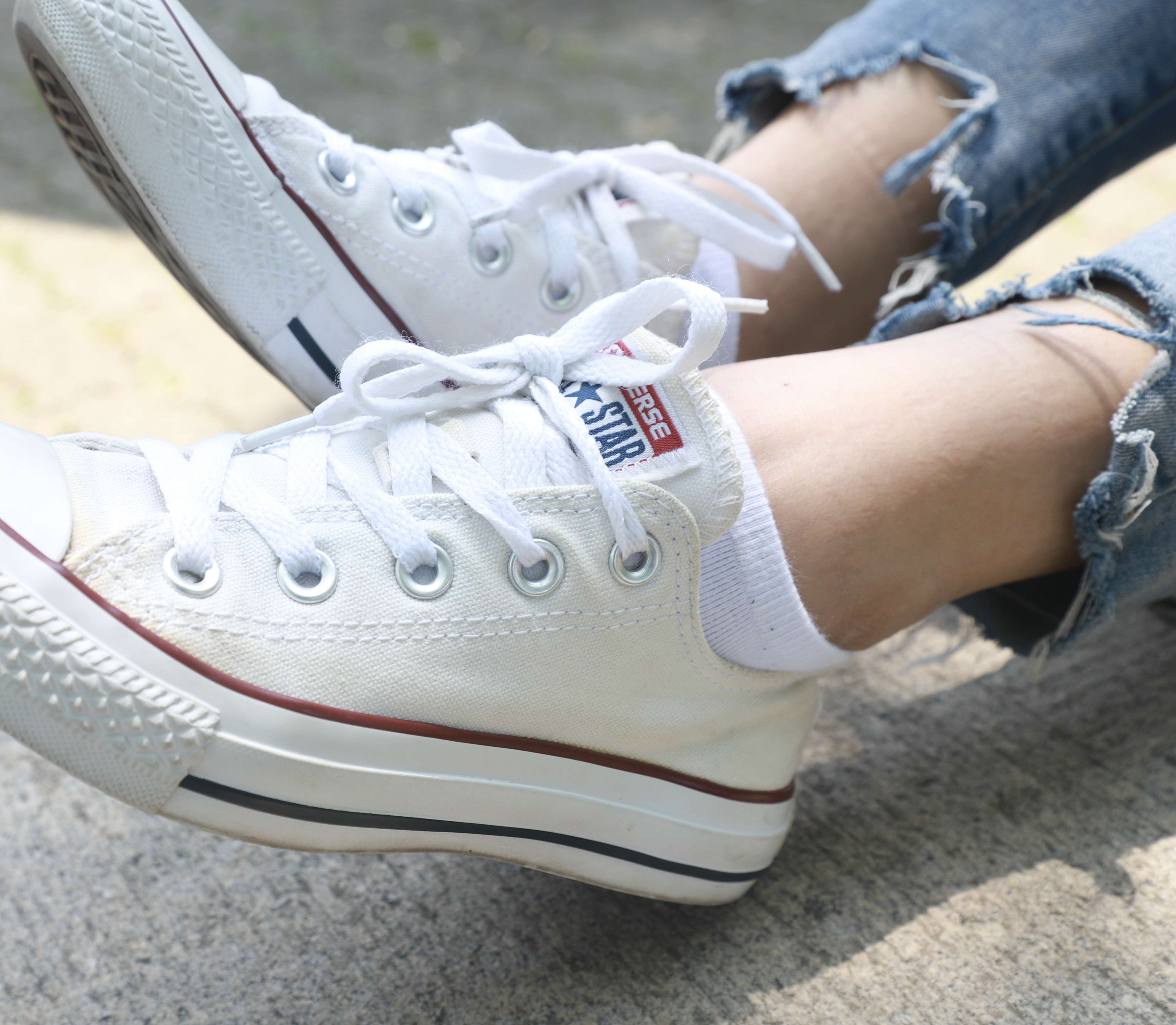 《白帆布鞋の棉袜脚》作品图