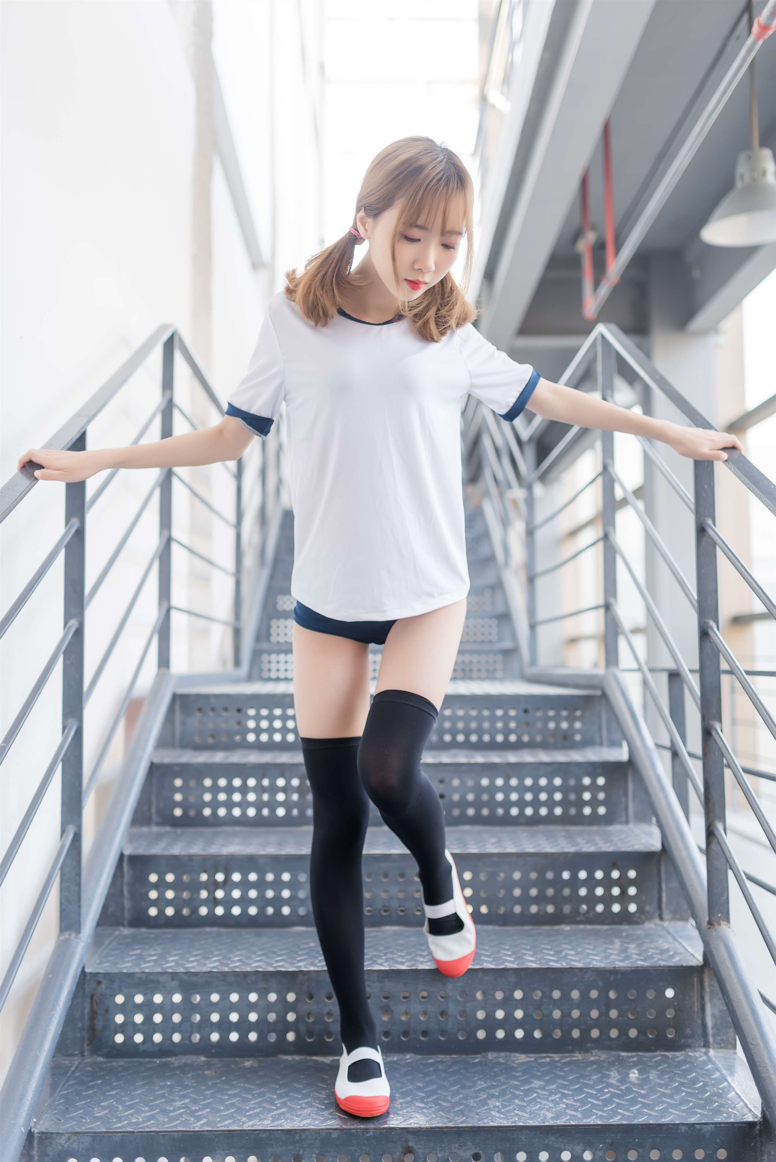 《热裤长黑丝脚丫》作品图