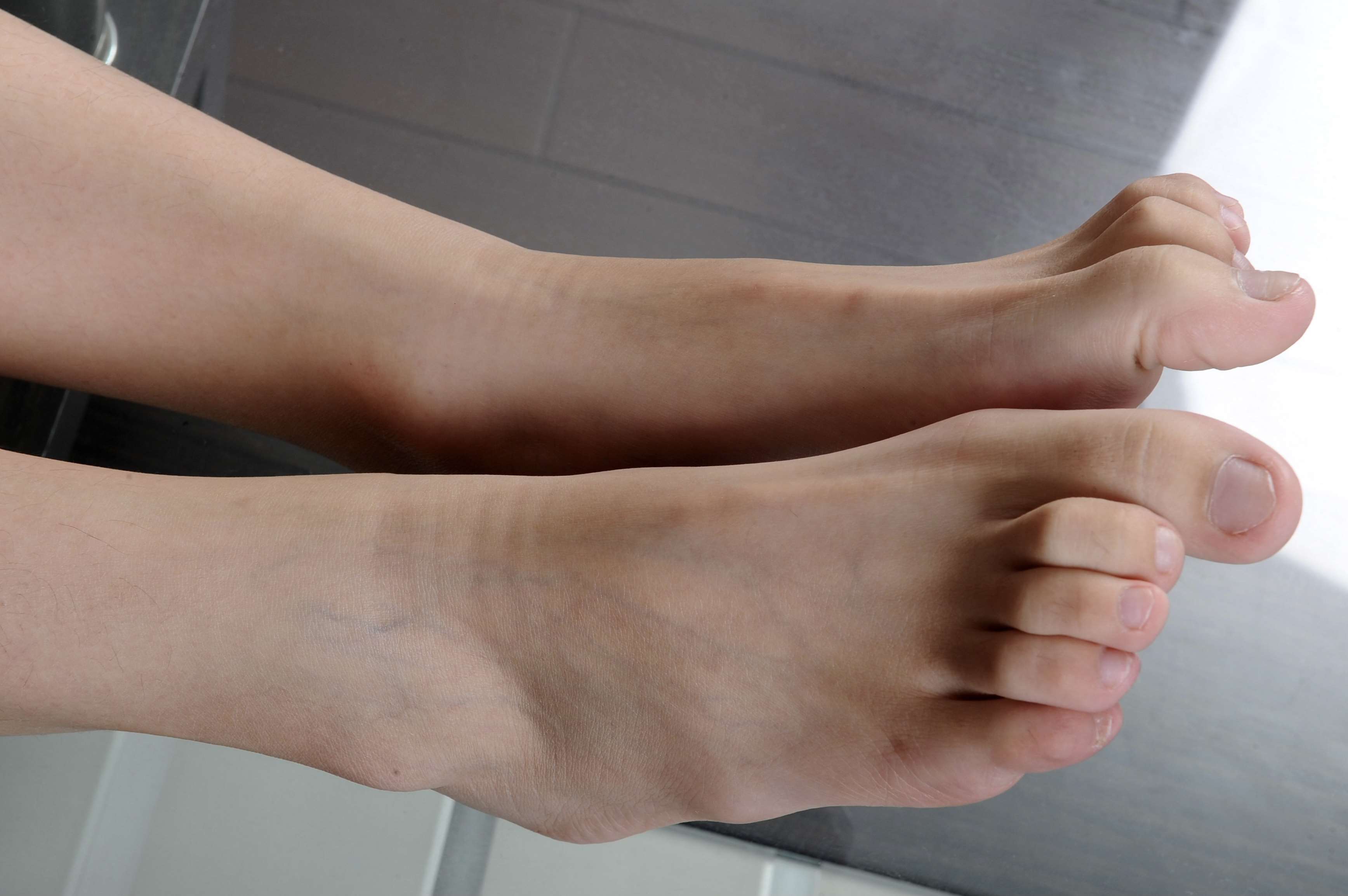 《热裤裸足脚丫》作品图