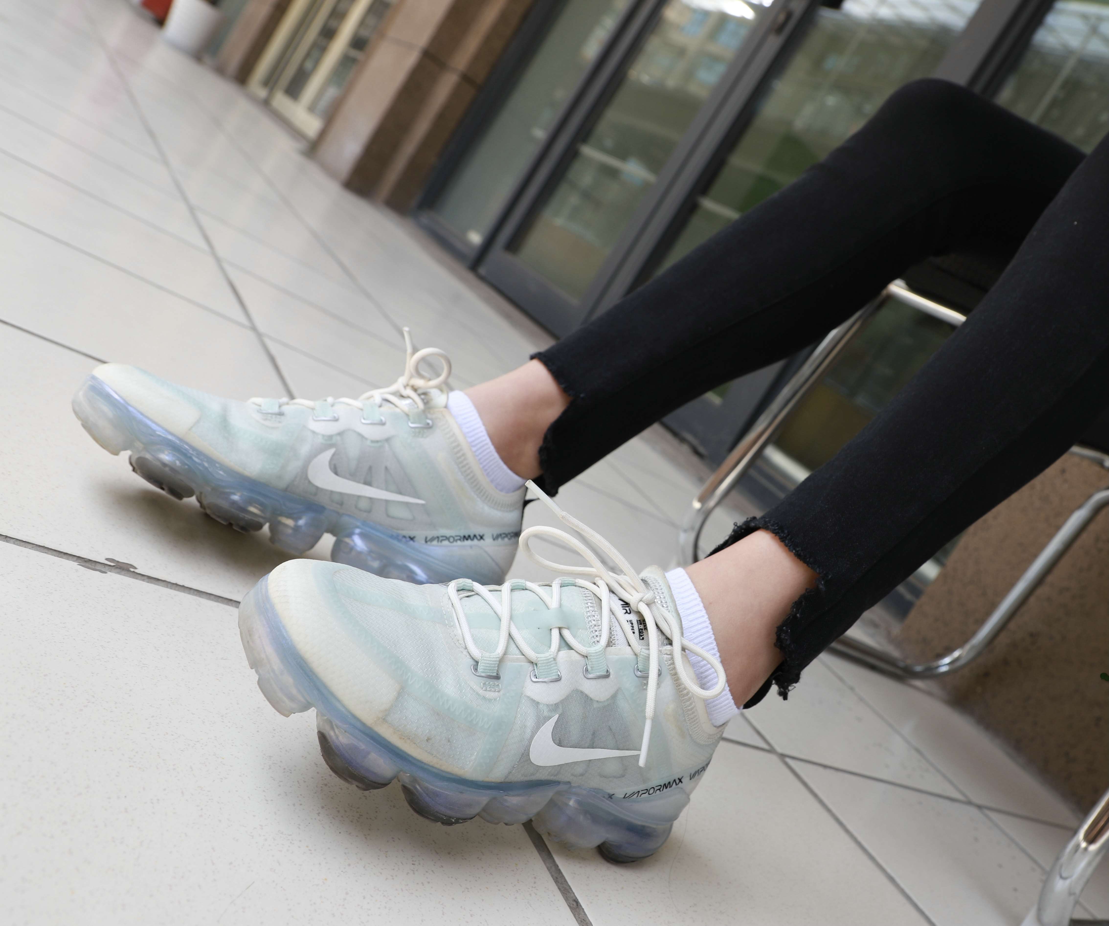 《运动鞋の白棉袜脚》作品图