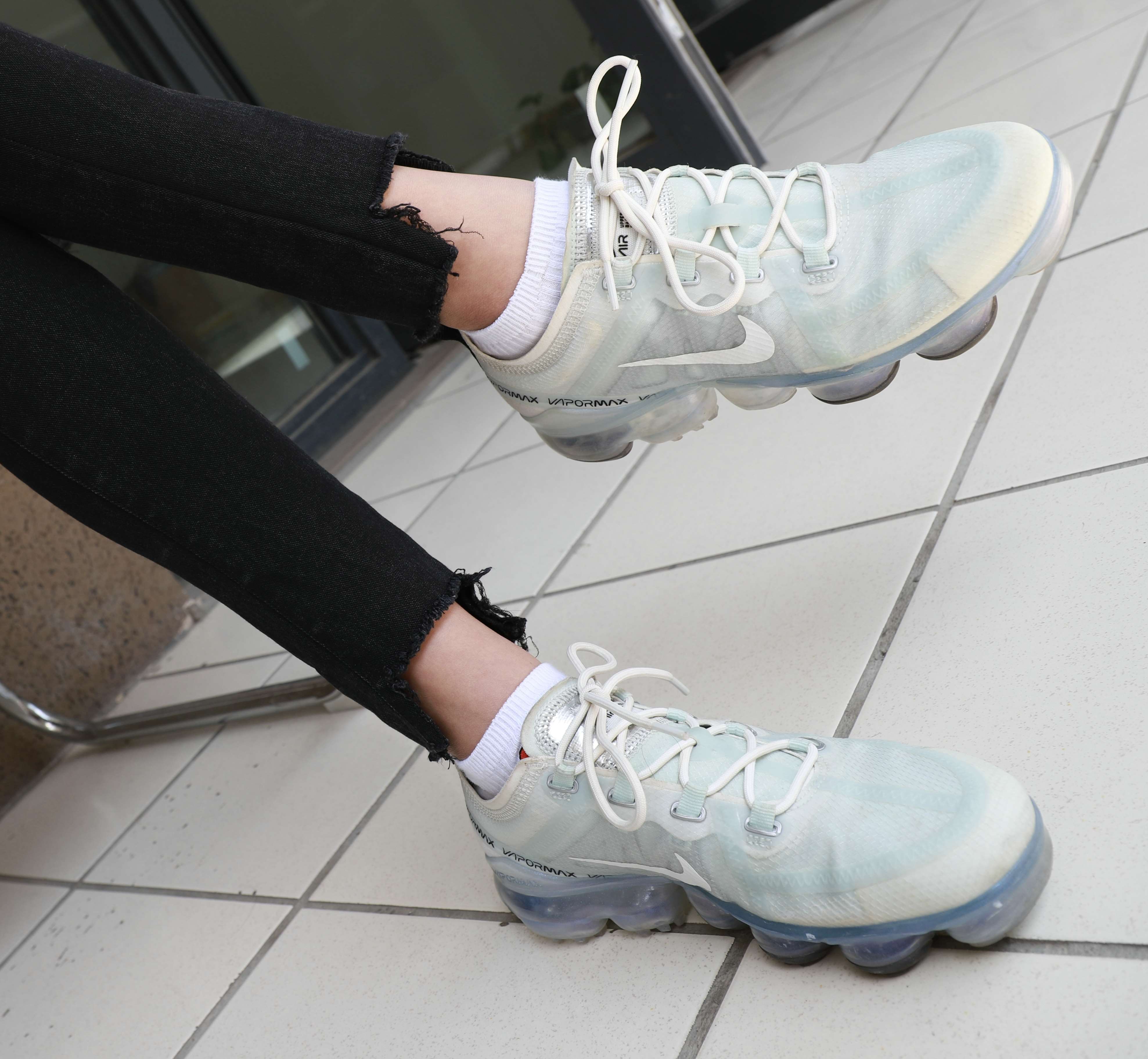 《运动鞋の白棉袜脚》作品图