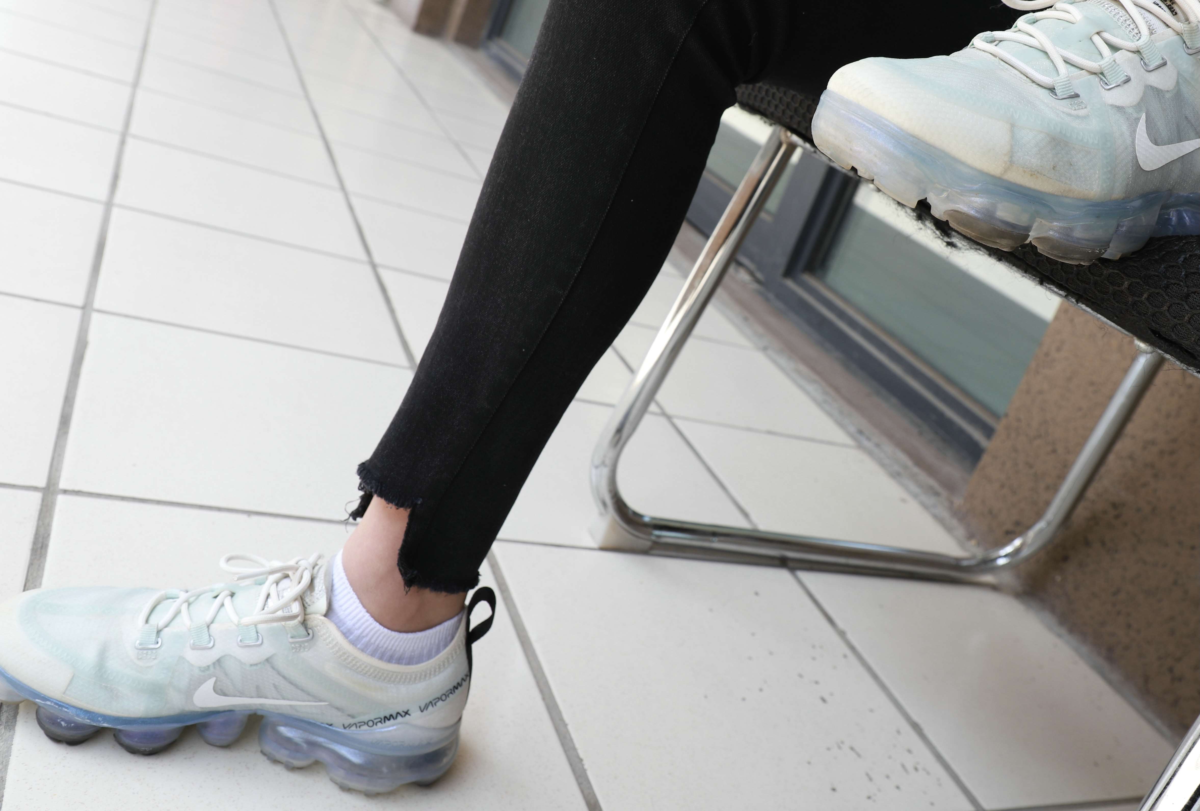 《运动鞋の白棉袜脚》作品图