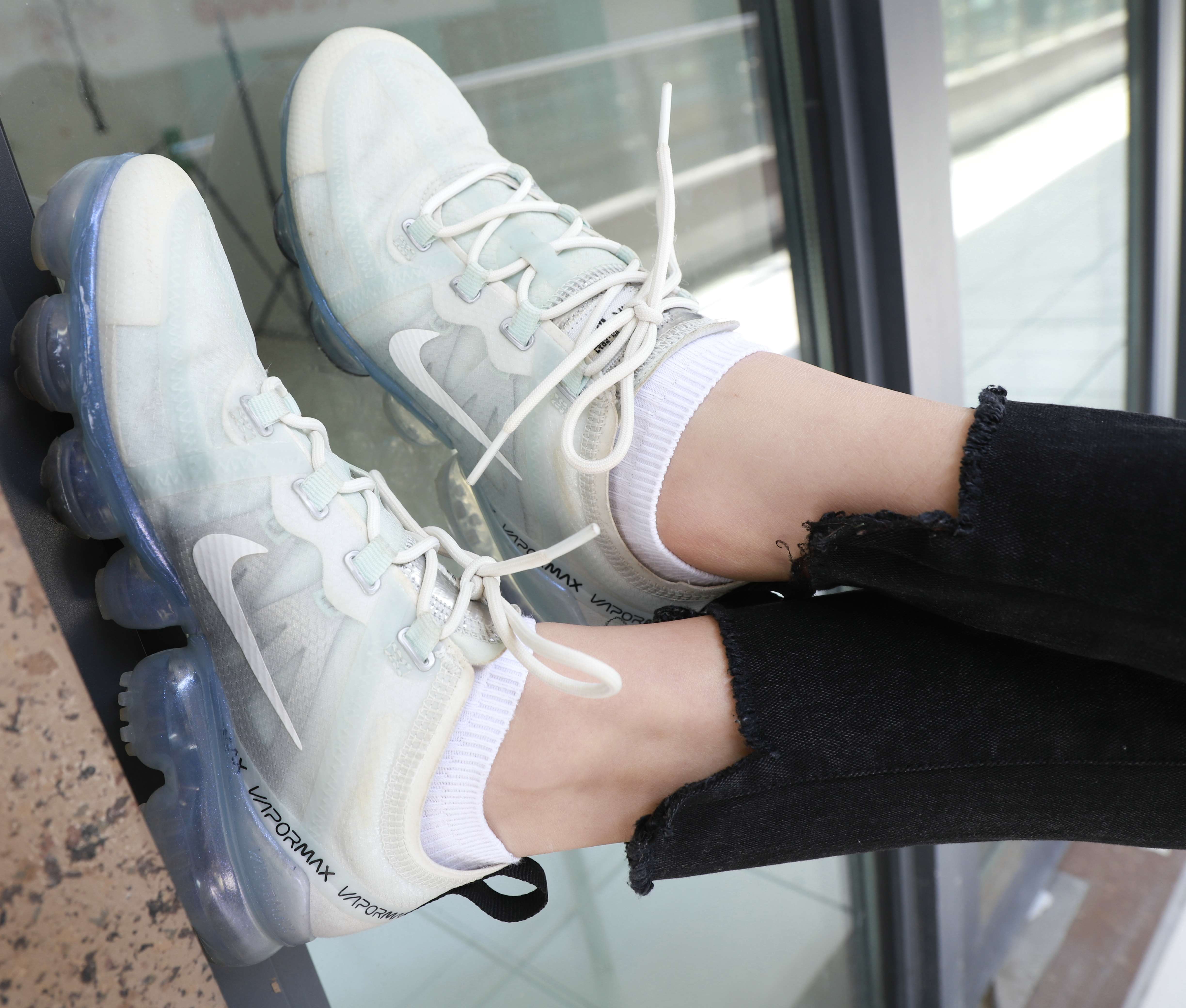 《运动鞋の白棉袜脚》作品图