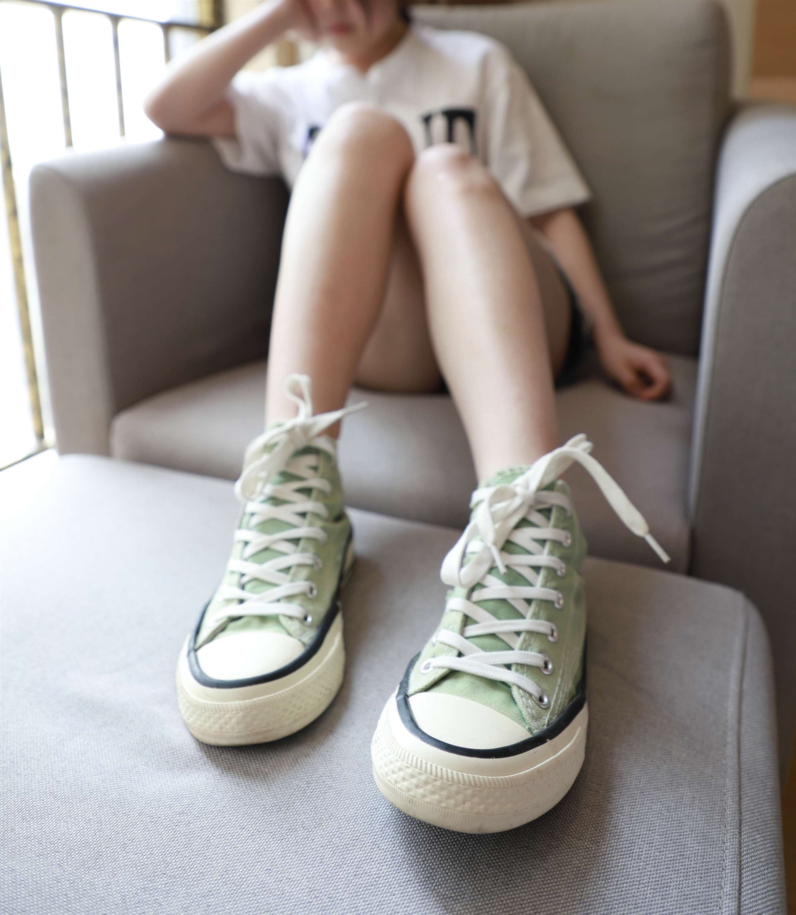 《帆布鞋の船袜脚》作品图