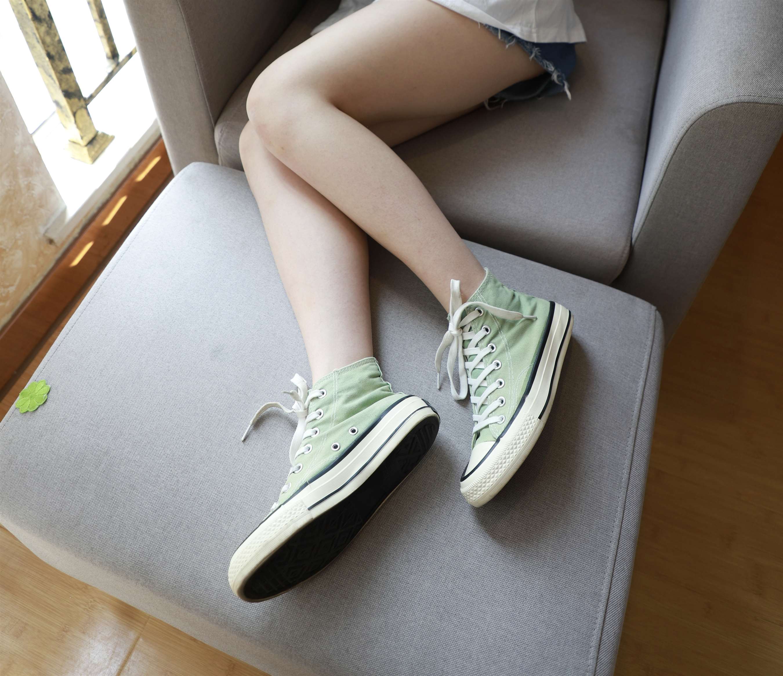 《帆布鞋の船袜脚》作品图