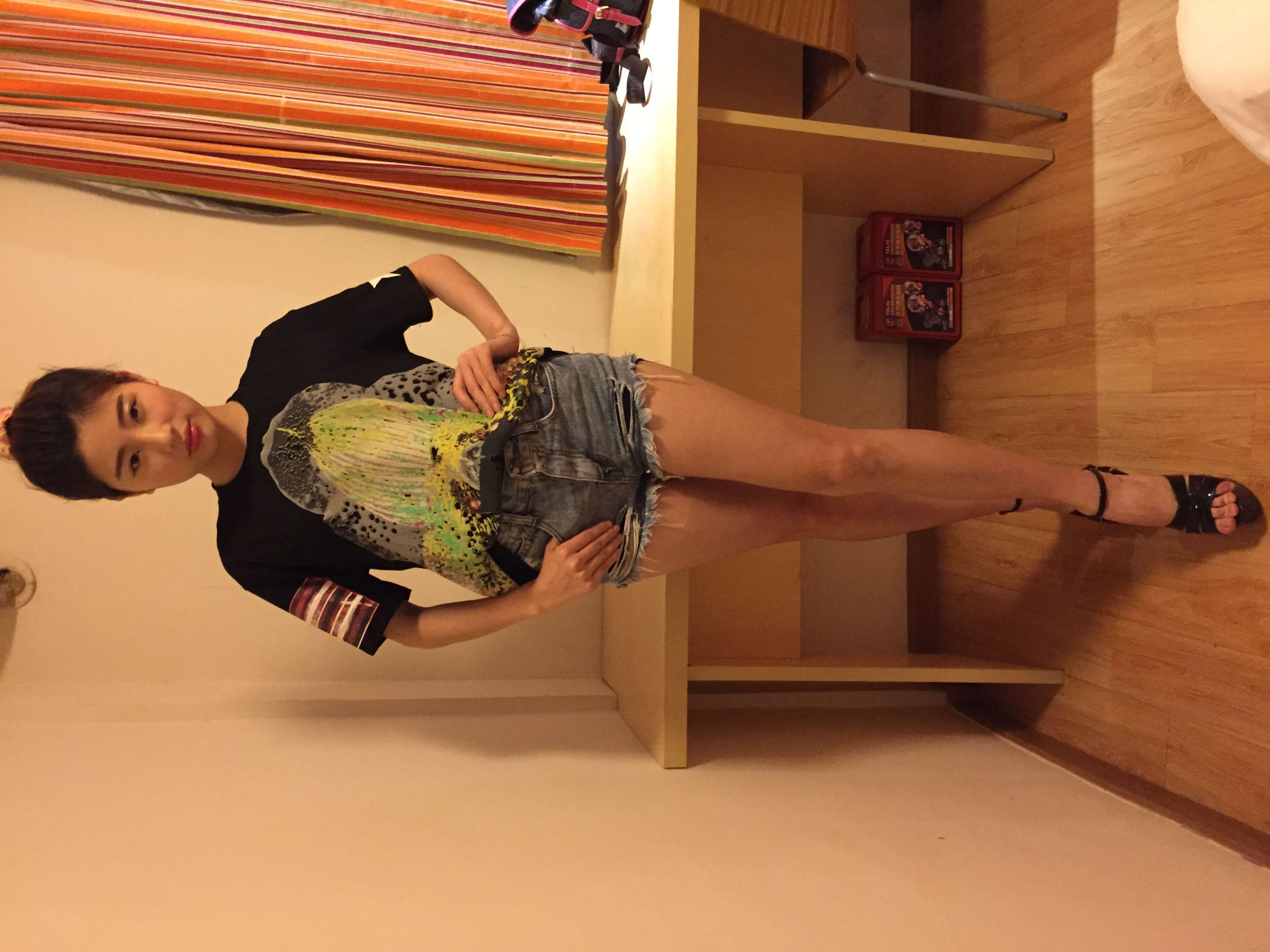 《高跟の裸足》作品图