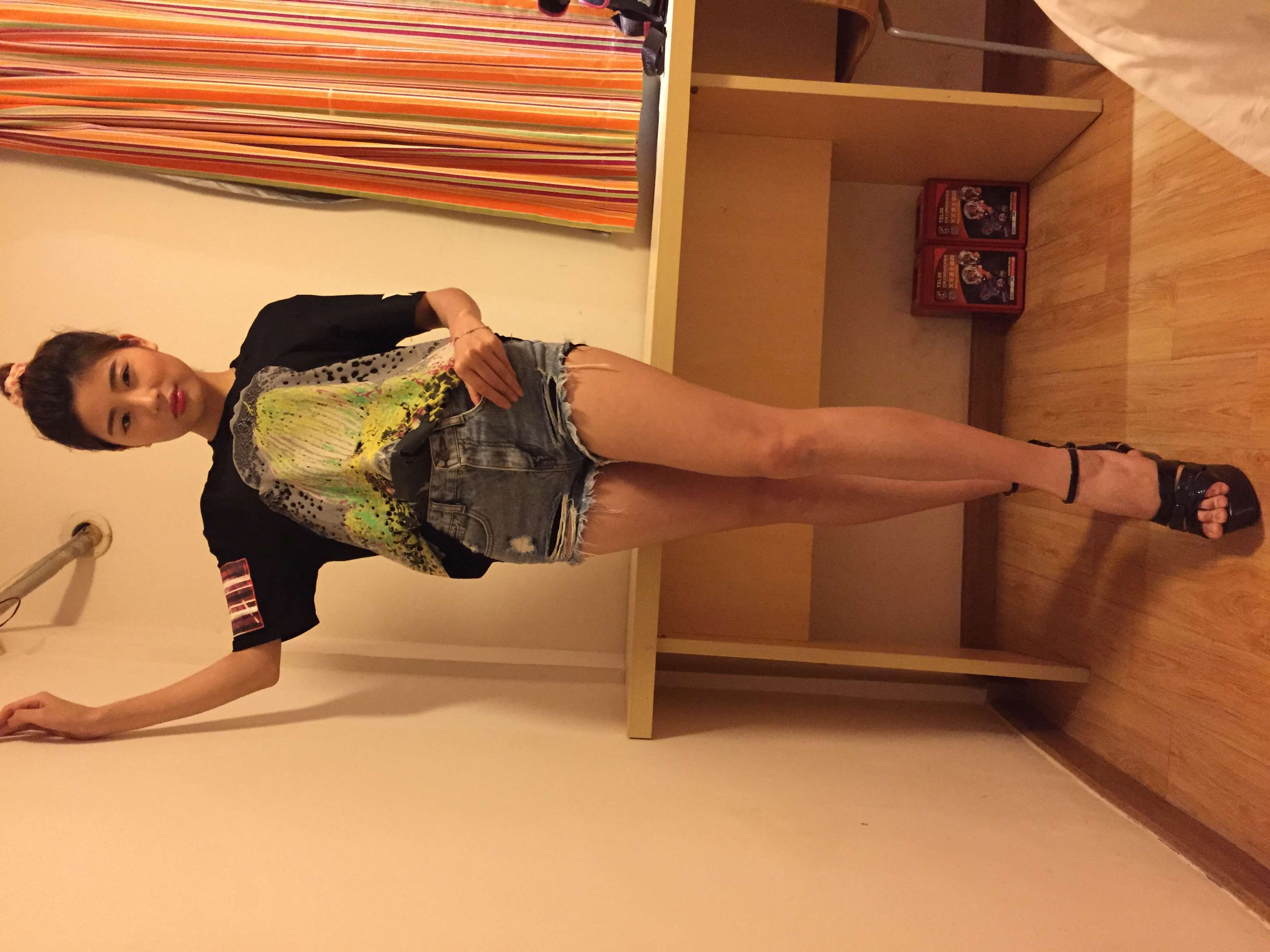 《高跟の裸足》作品图