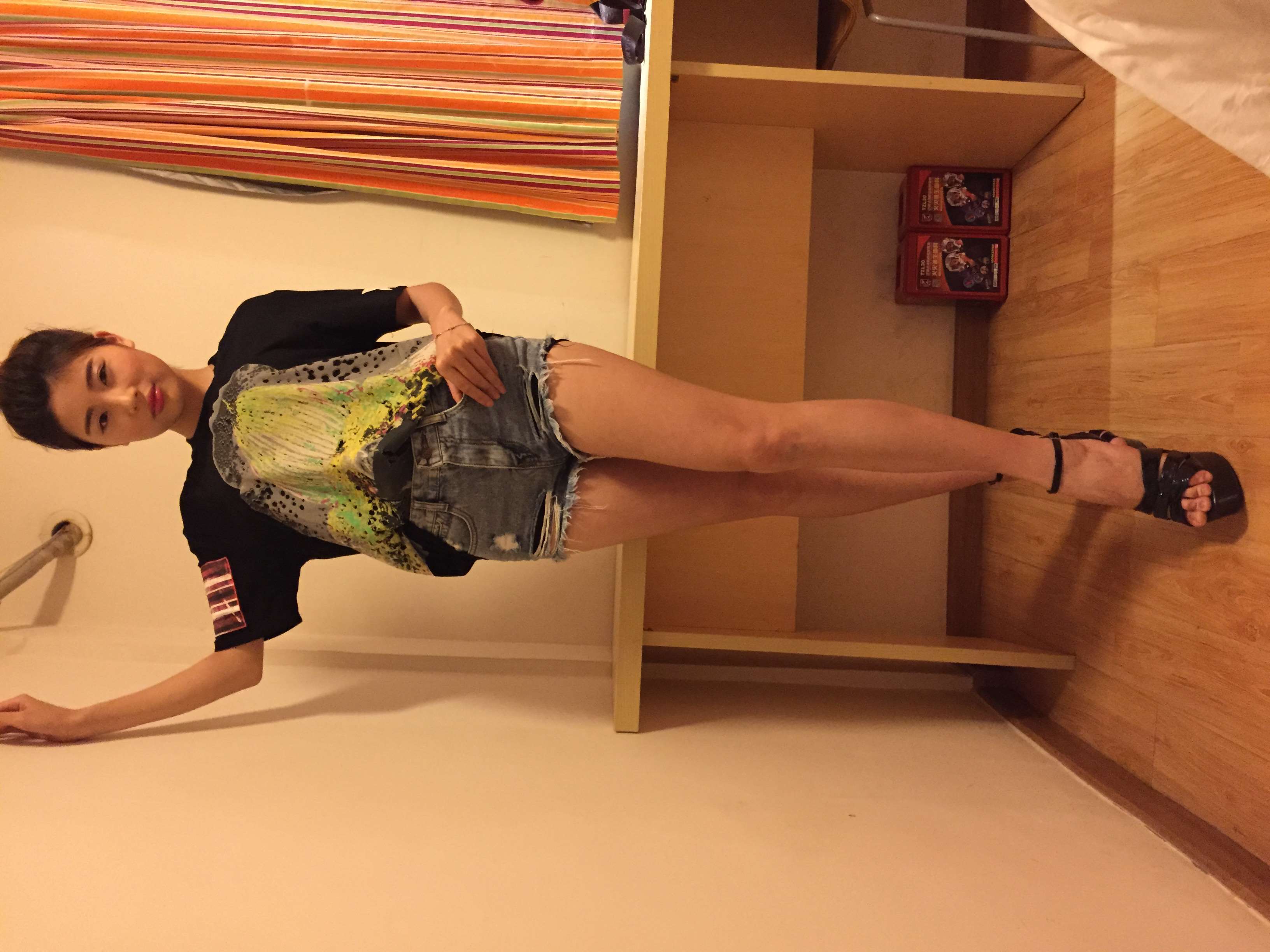 《高跟の裸足》作品图