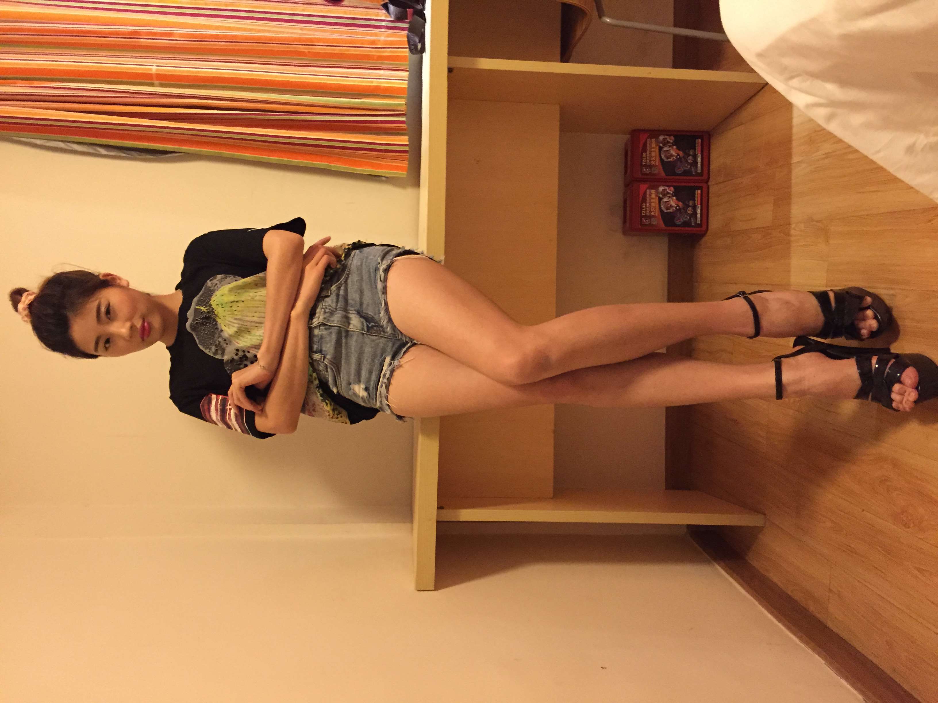 《高跟の裸足》作品图