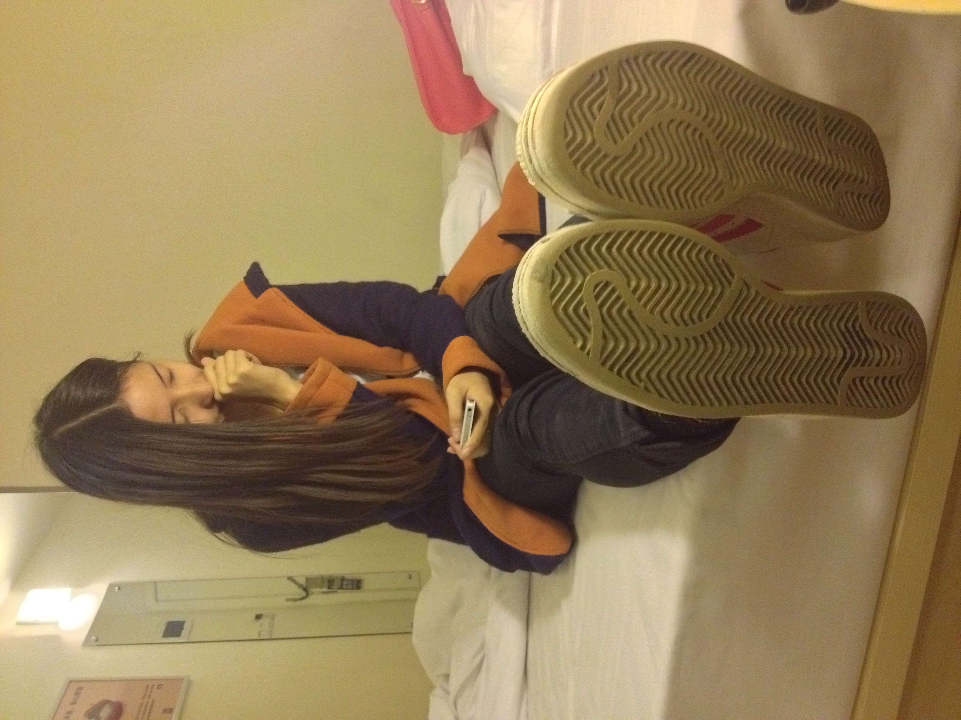 《旅馆yue拍赤足穿板鞋》作品图